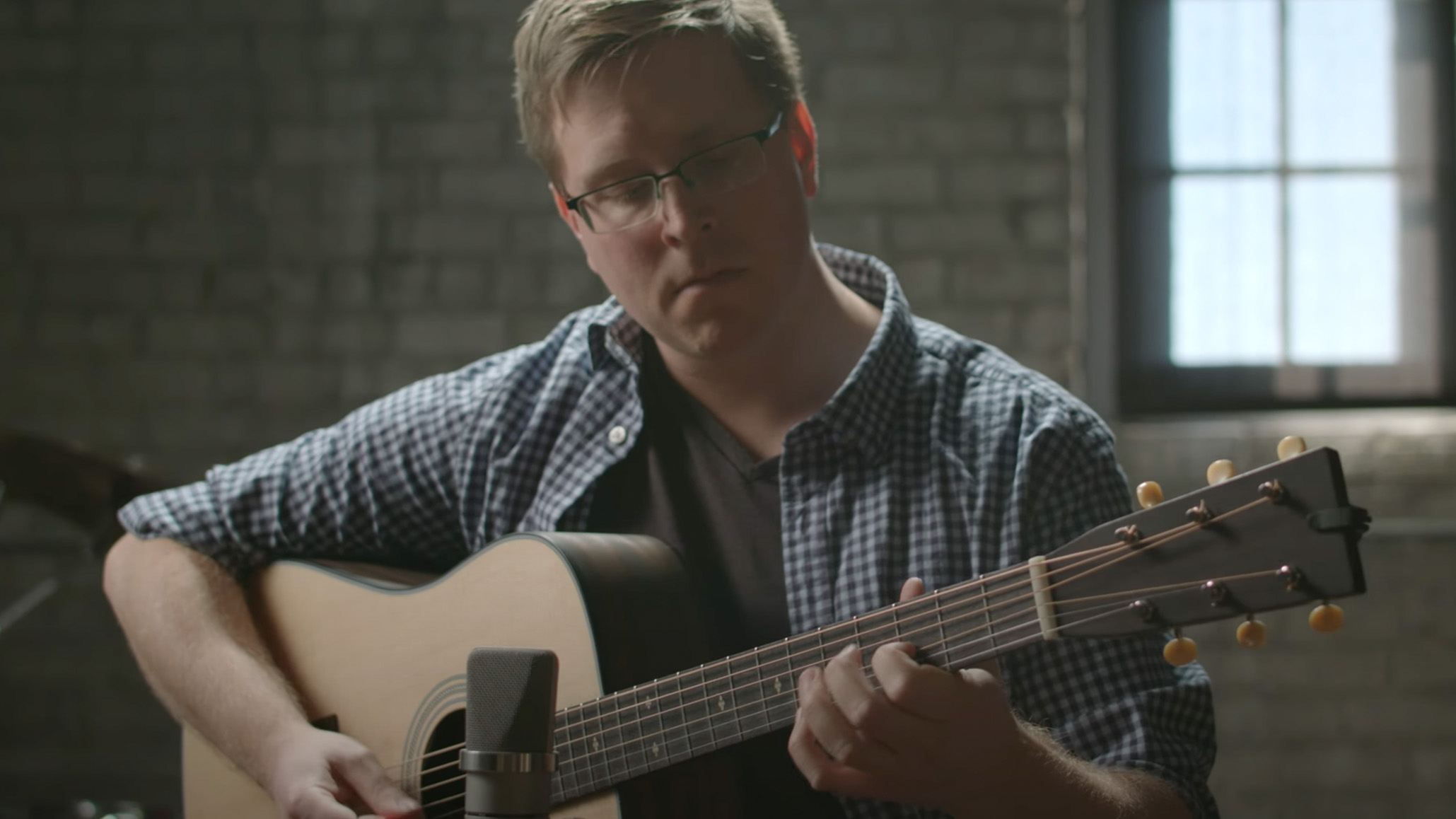 Bauen Sie eine Akustikgitarre mit einem körpereigenen Akustikgitarrenset von StewMac auf