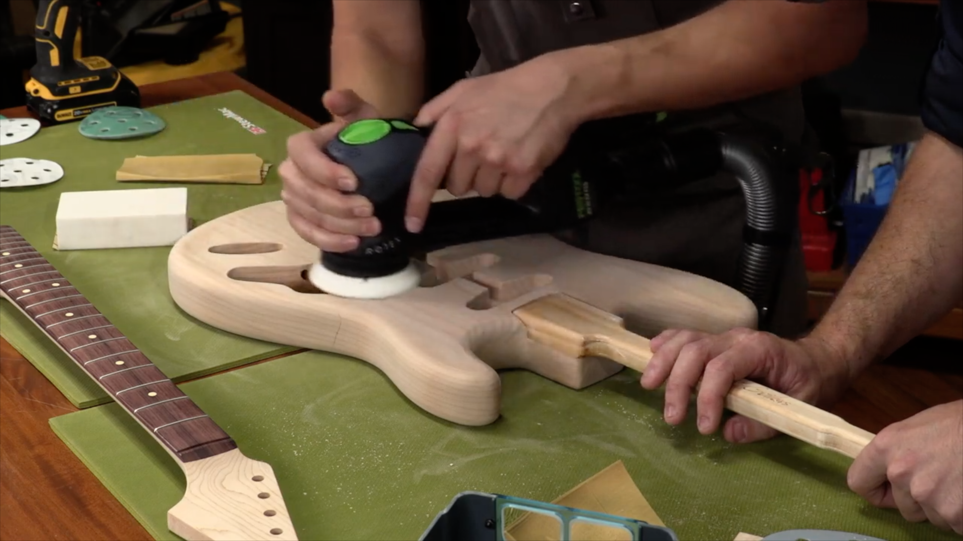 Sandgitarrenkörper vorbereiten