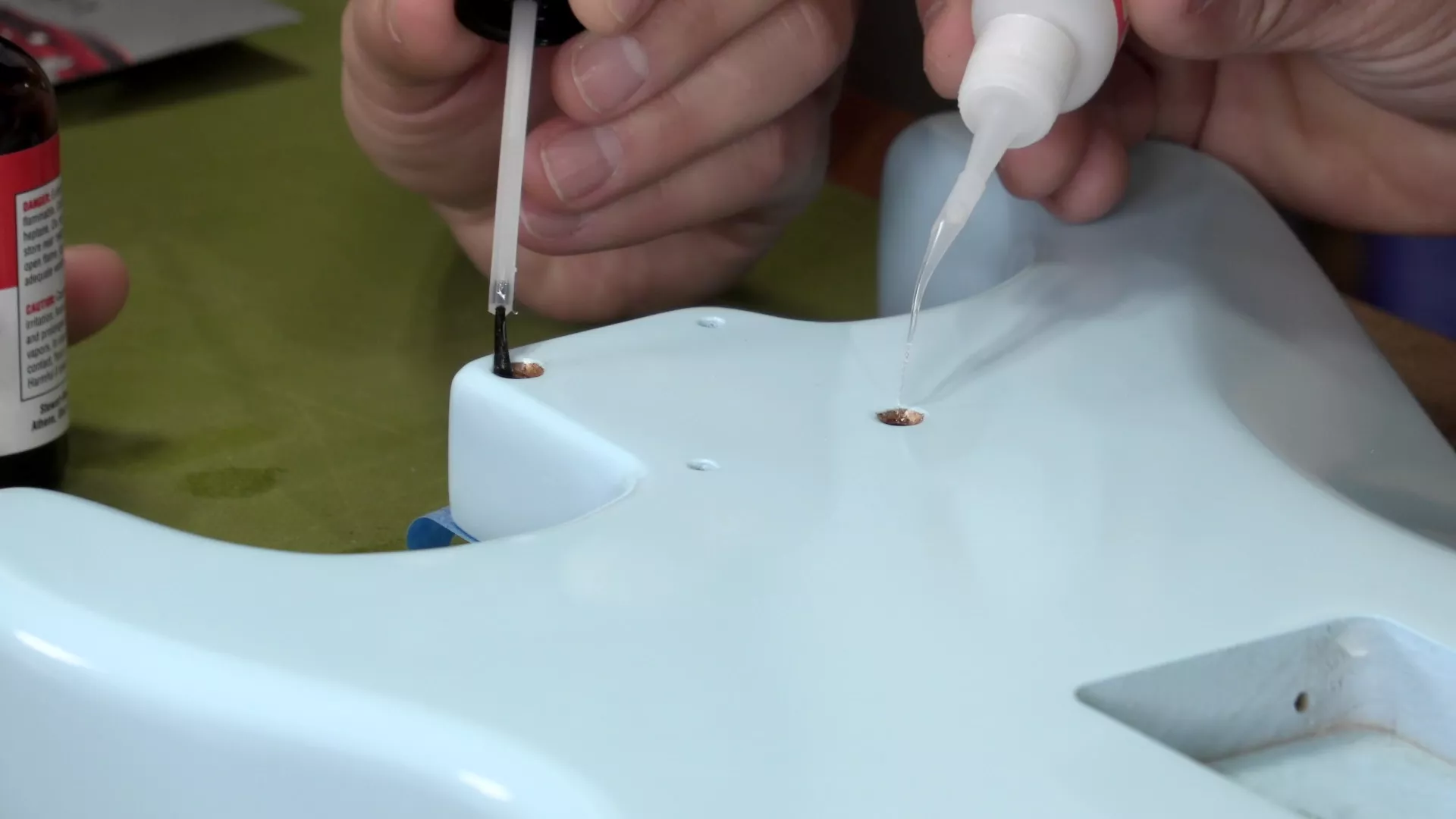 Versiegelung der Stellen, an denen die Schrauben mit super glue waren