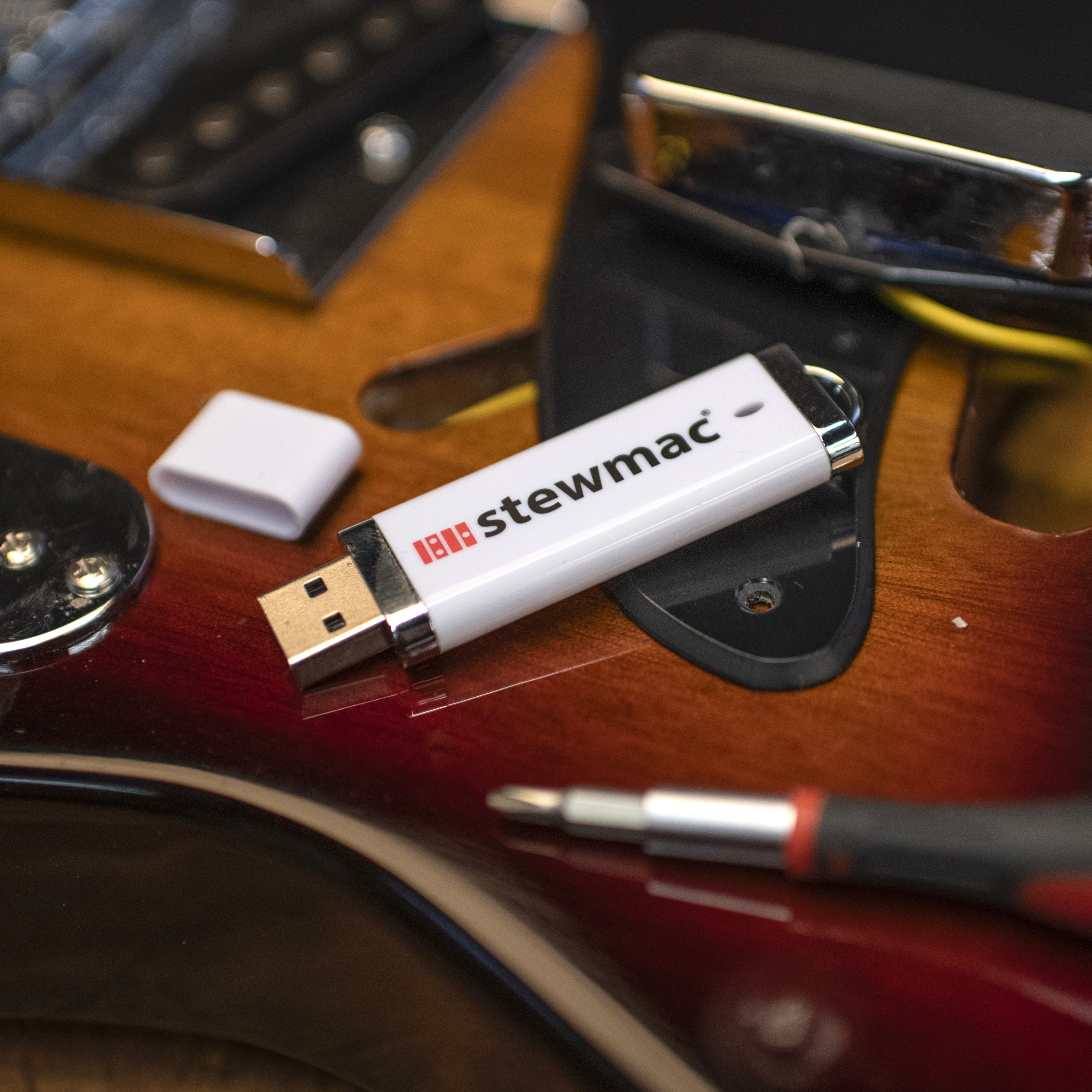 Tragbarer USB-Stick mit StewMac-Videos über Gitarrenbau und Werkzeuge zum Gitarrenbau.