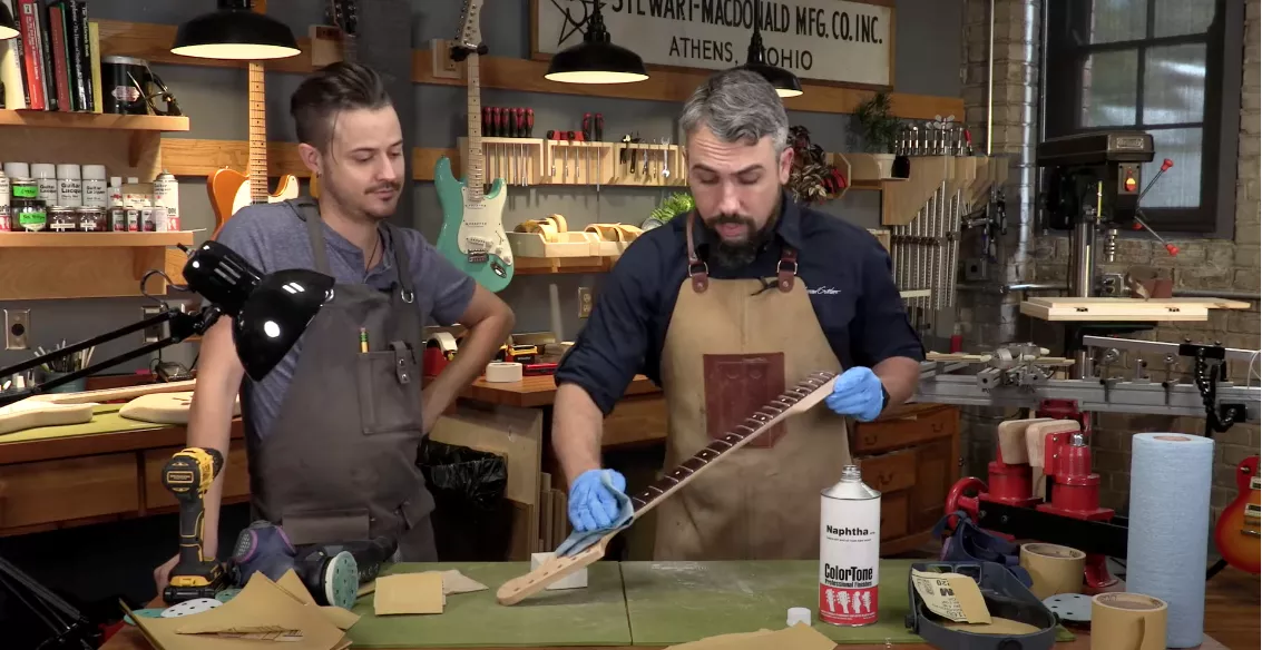 Abwischen des Fretboads mit Naphtha