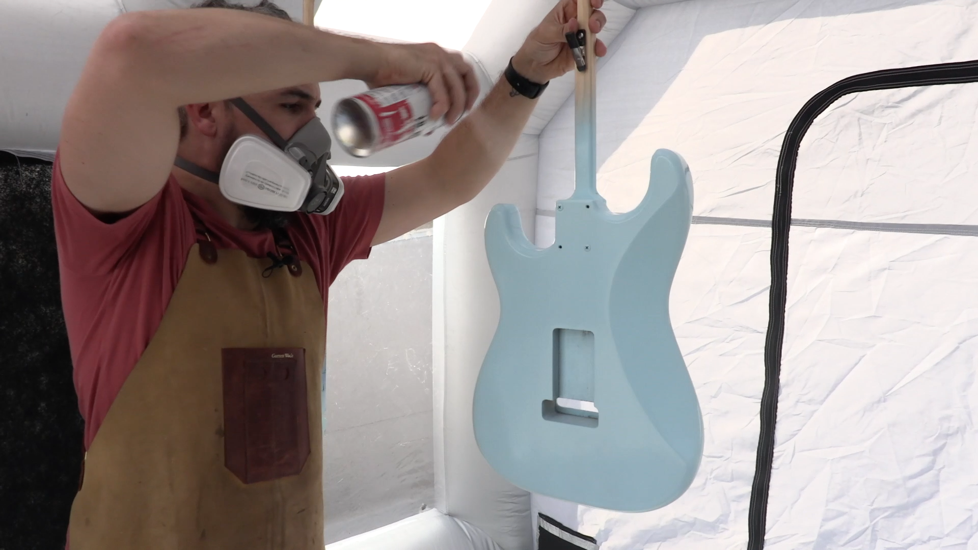 Gitarrenkörper mit Lack besprühen