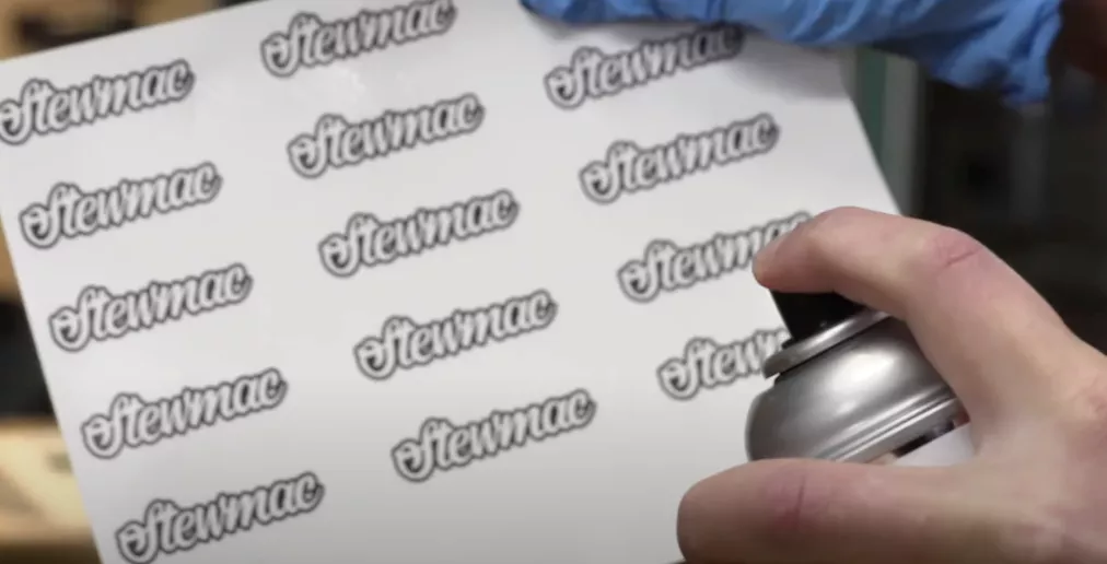 Besprühen Sie das Papier mit einer leichten Schicht Glanzlack