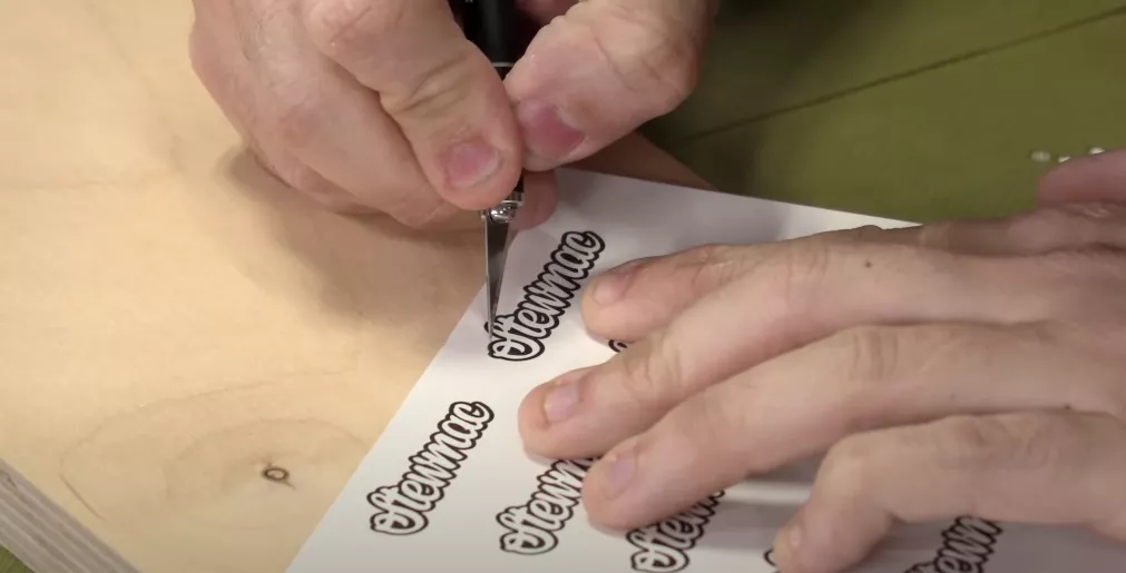 Ausschneiden des Kopfteilaufklebers