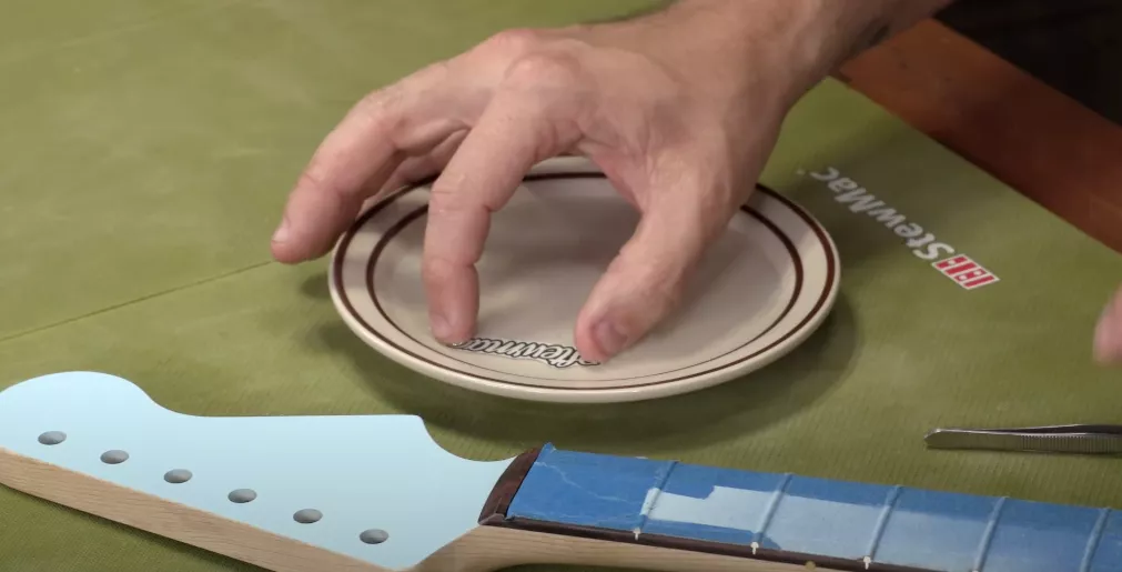 Aufkleben des Aufklebers im Wasser