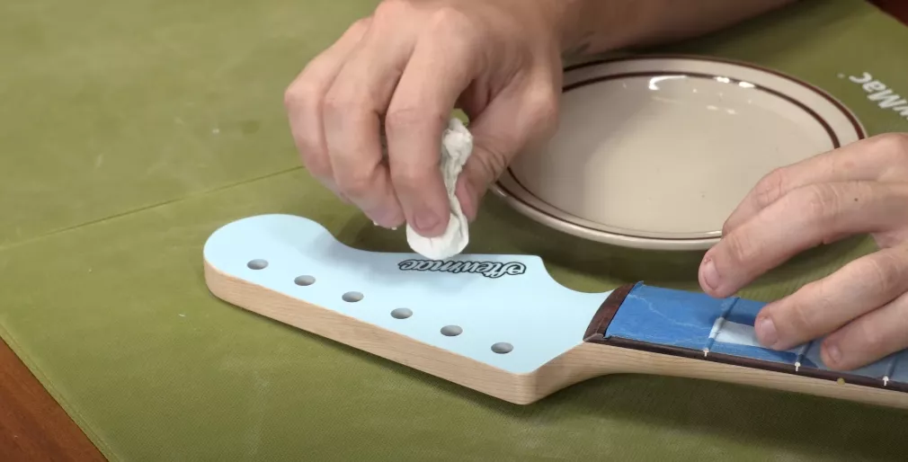 Anbringen des Aufklebers auf den Kopfteil