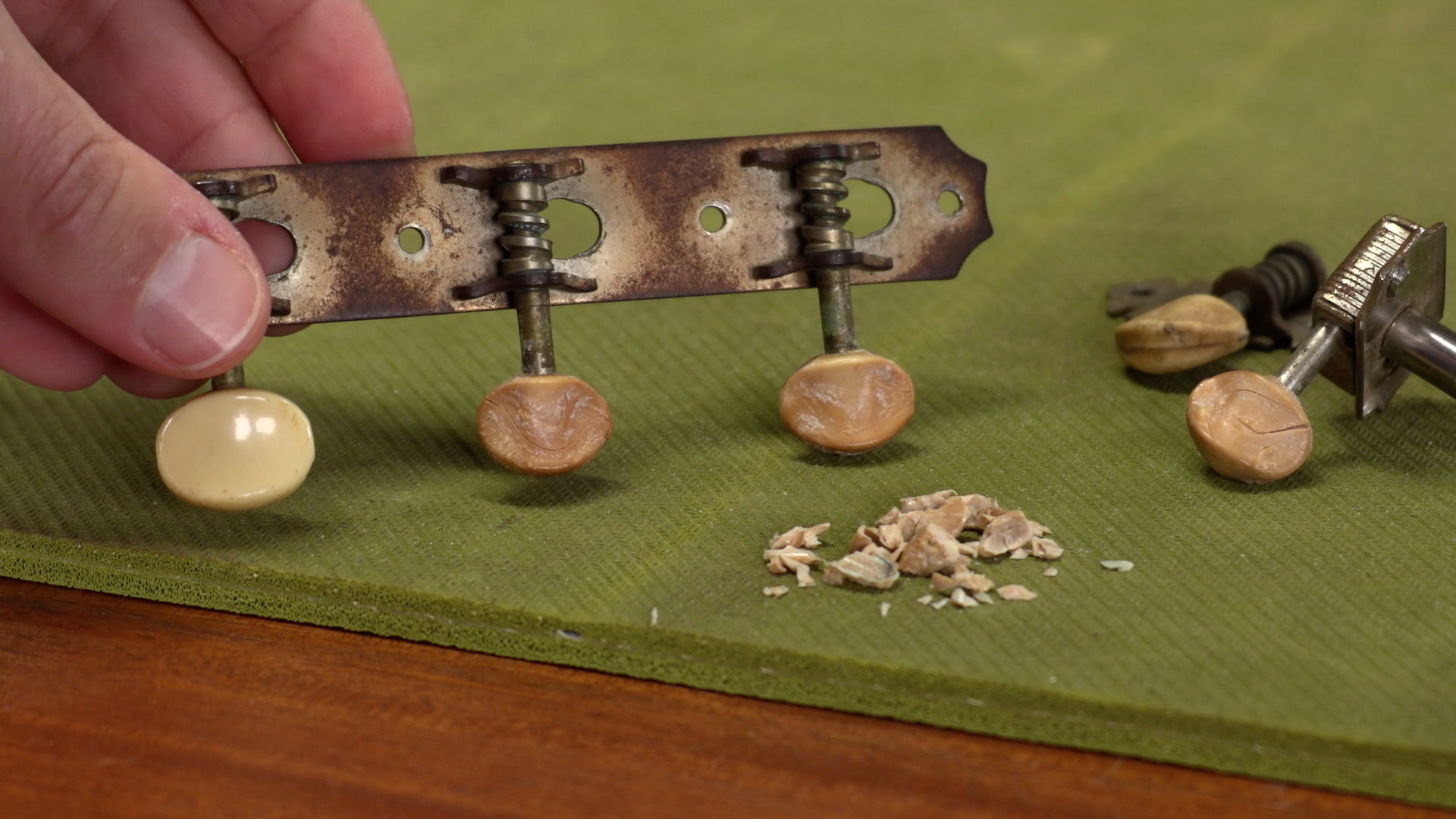 Fixing Albert Lee’s Crumbling Tuner Knobs
