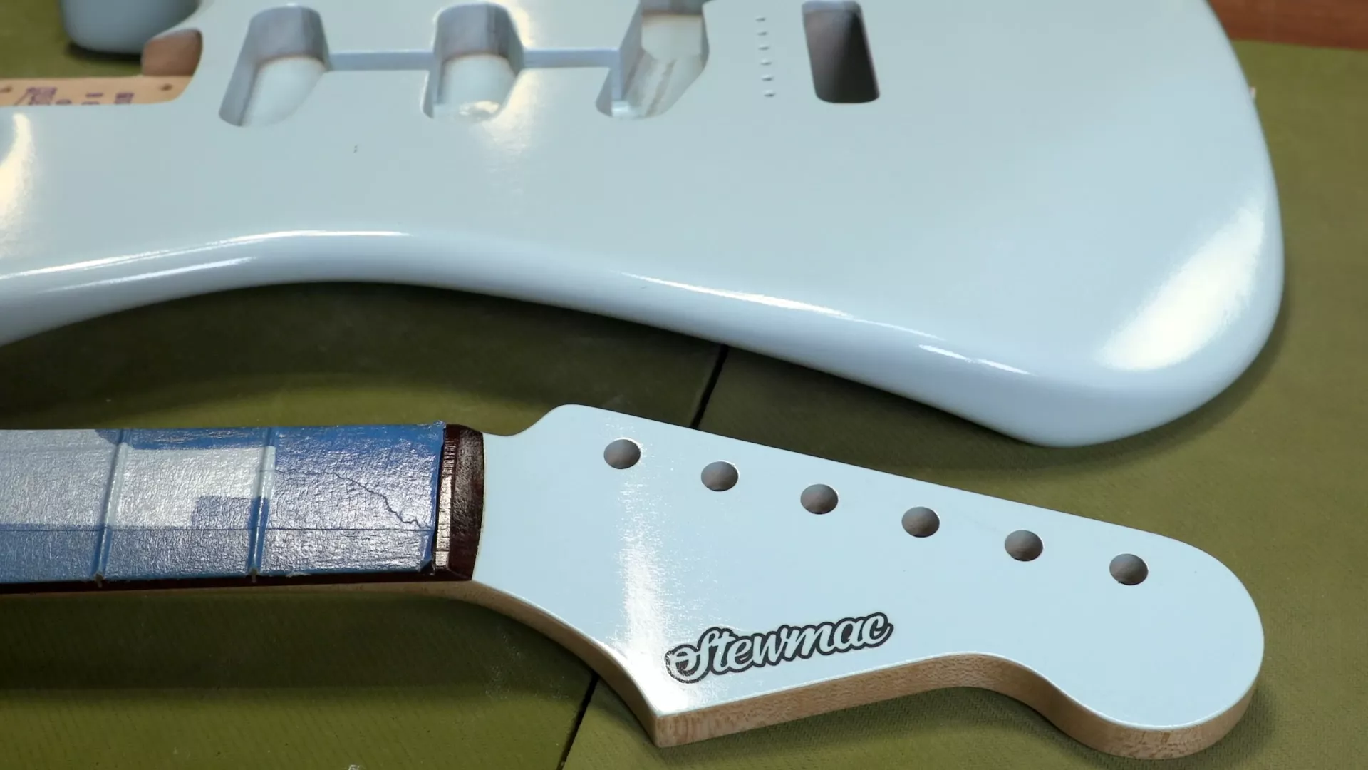 Gitarre bereit für das abschließende Nassschleifen und -polieren