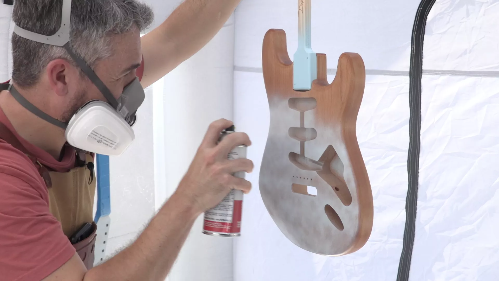 Erste Farbbeschichtung spritzen