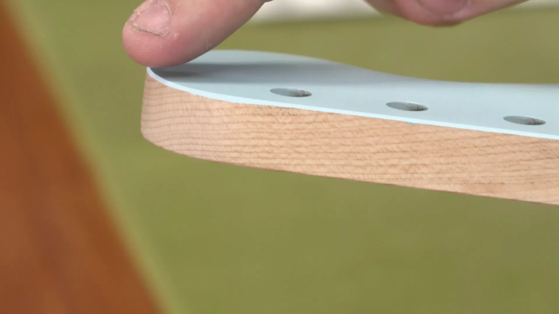 Entfernen des Klebebands und Überprüfen des Halses