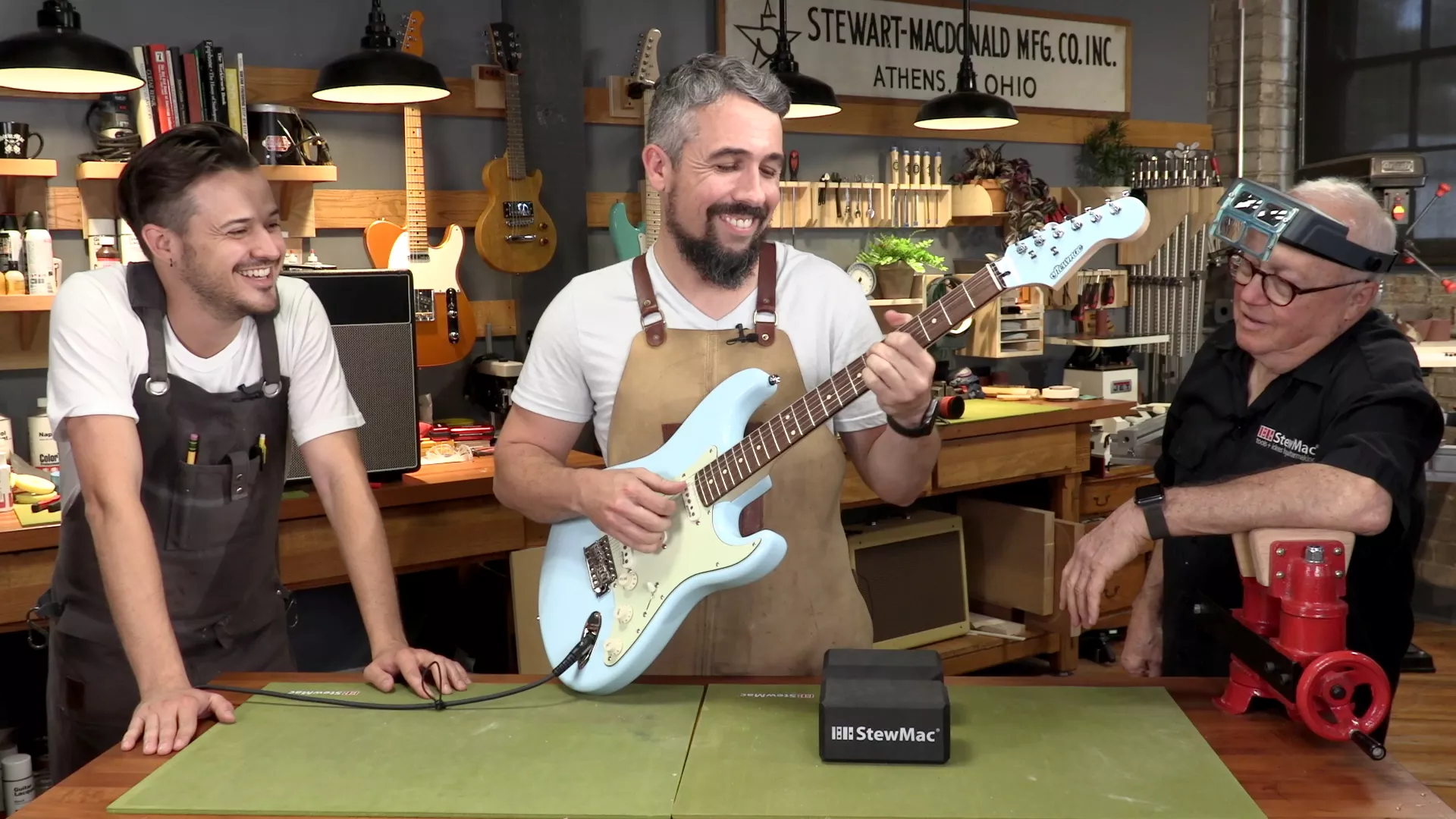 Eine fertige Gitarre spielen