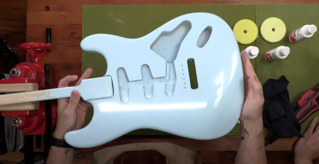 Wischen Sie das Instrument mit einem Mikrofasertuch ab