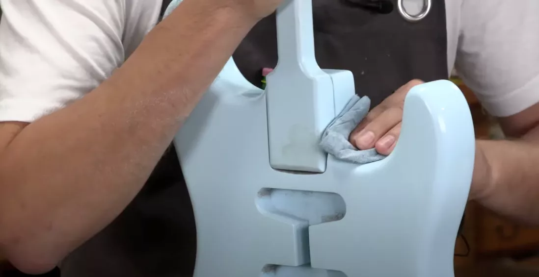 Polieren der gekrümmten Bereiche von Hand