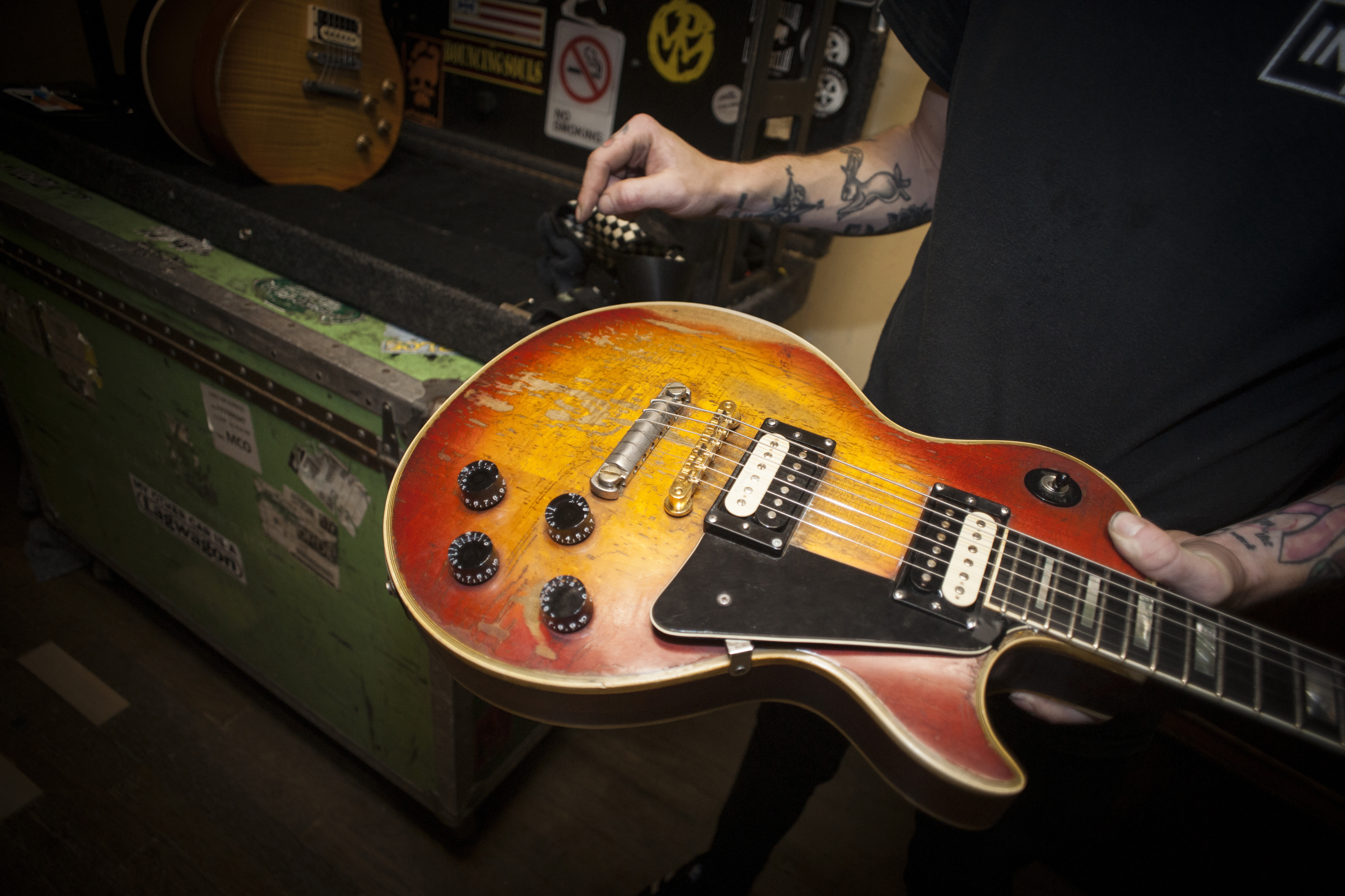 Zebra-Coil-Humbucker in einer Les Paul mit Road-Worn-Finish und Sunburst-Lackierung.