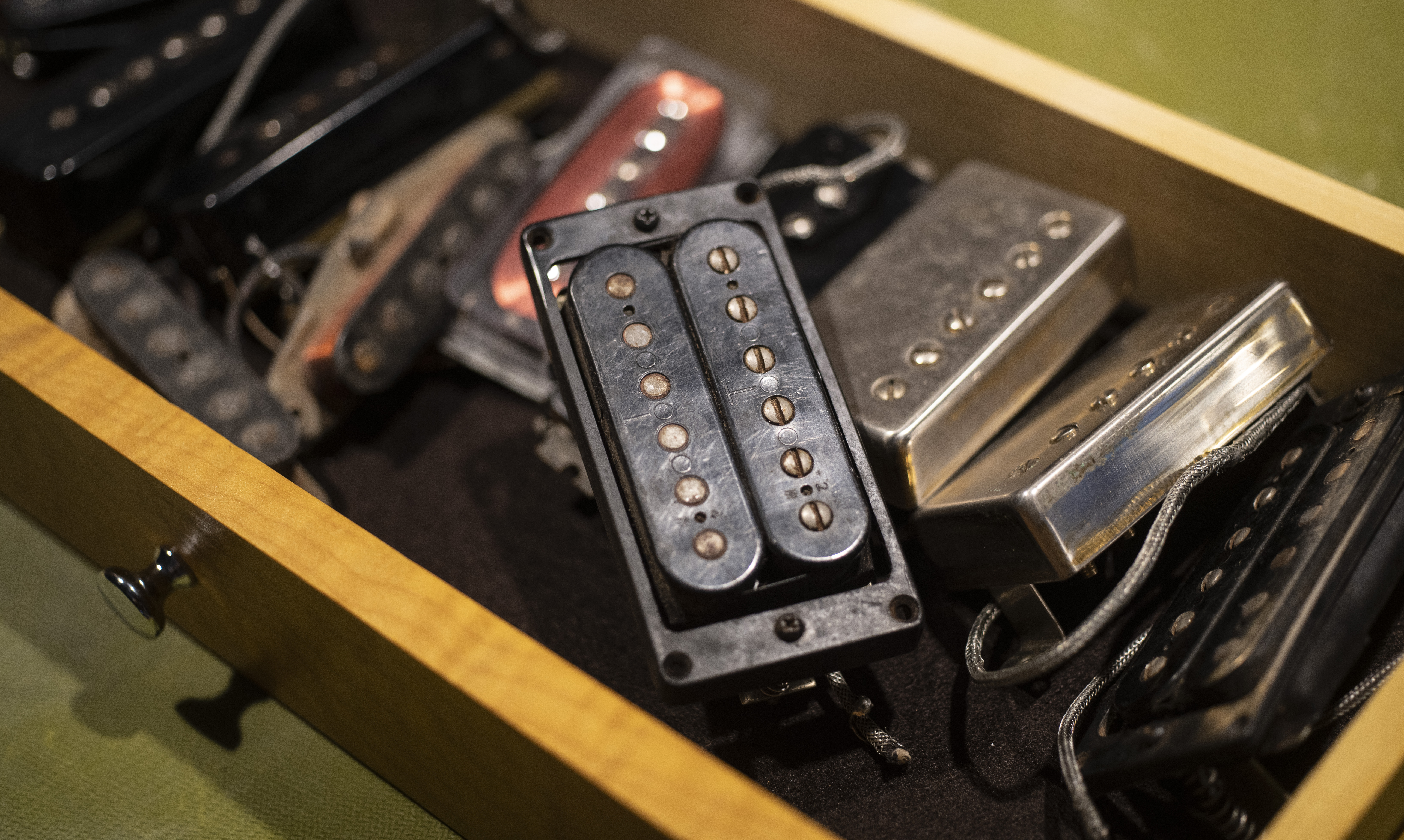 Sammlung von Vintage-Tonabnehmern in einer Kiste