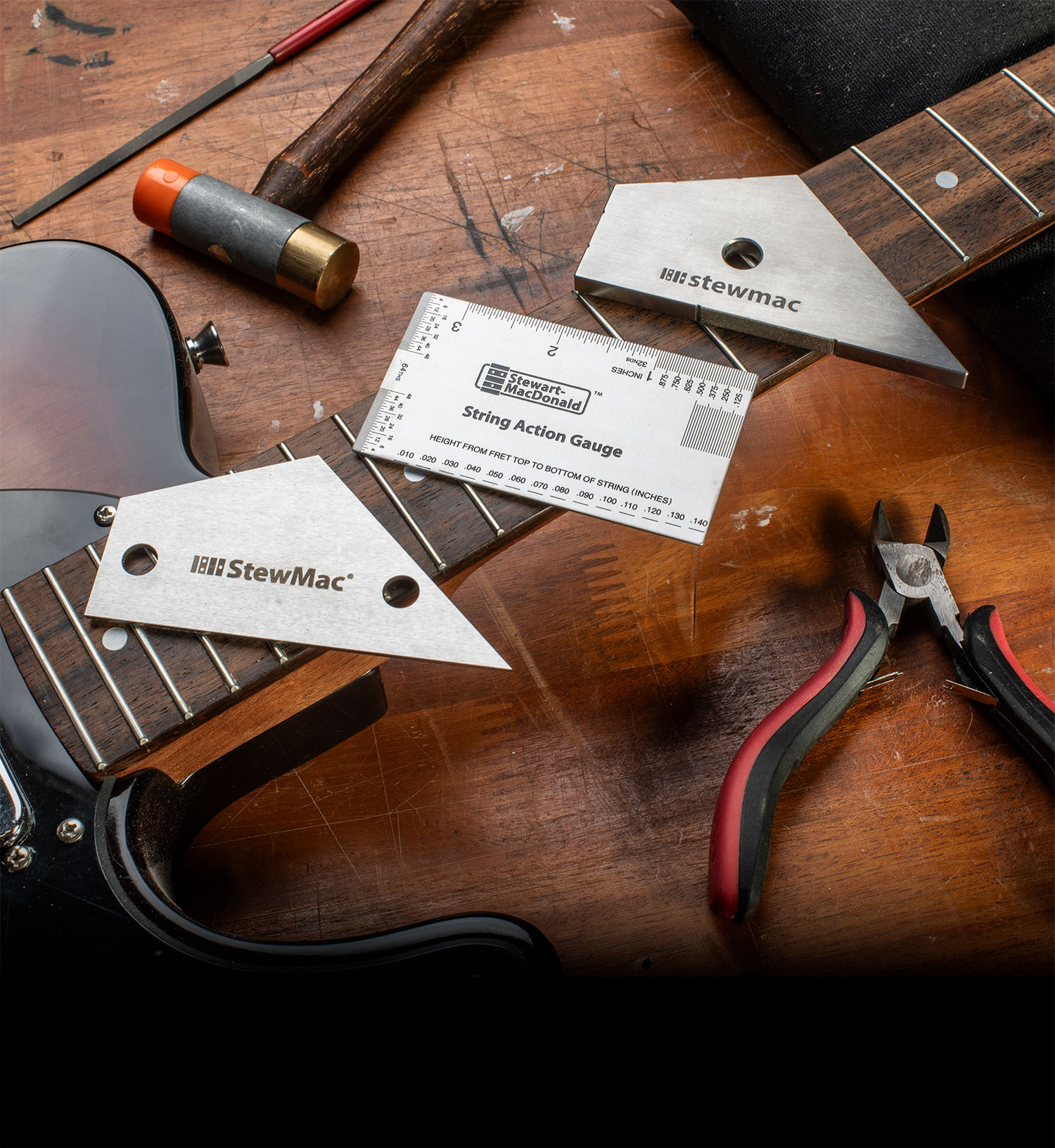 Unverzichtbare Werkzeuge, die auf einem Hals auf einer Werkbank ruhen.