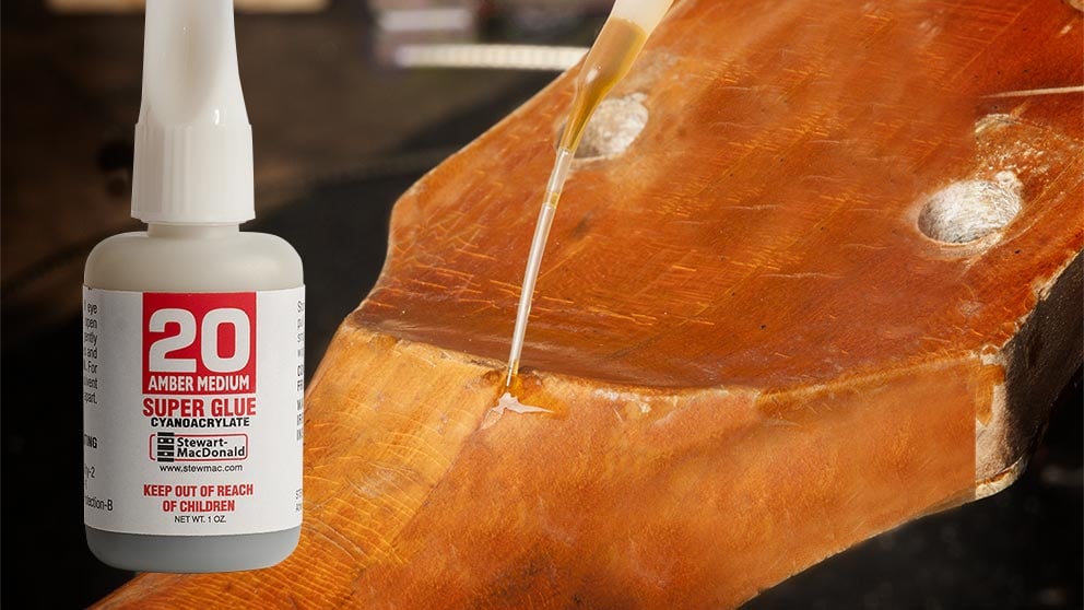 Lack in einem Vintage-Hals, gefüllt mit bernsteinfarbenem super glue.