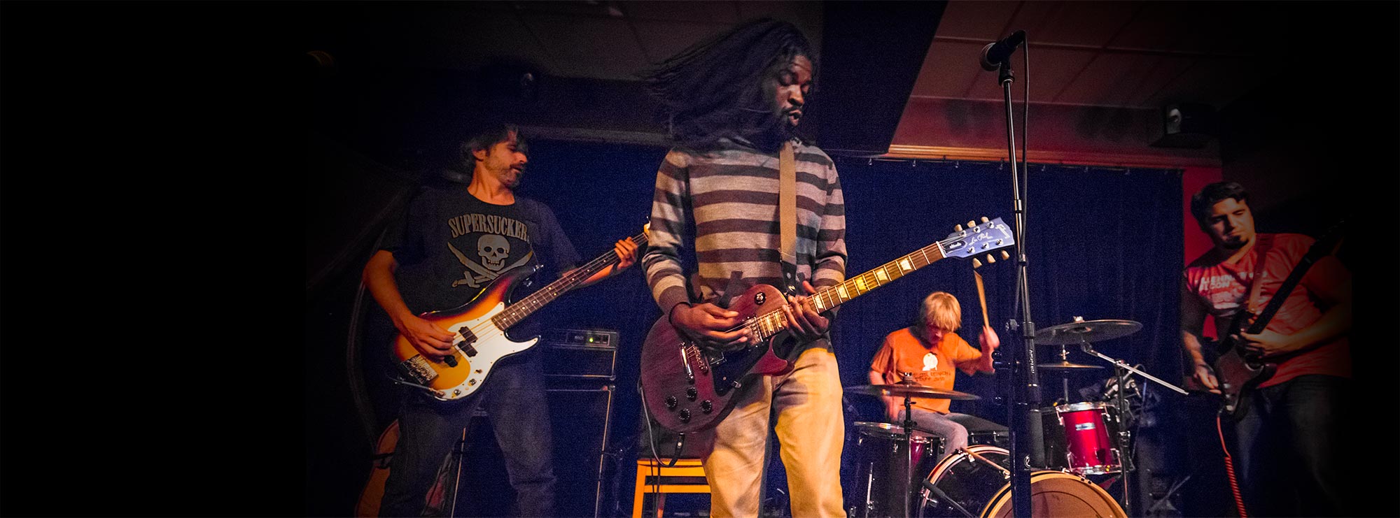 Rockband spielt eine Live-Show