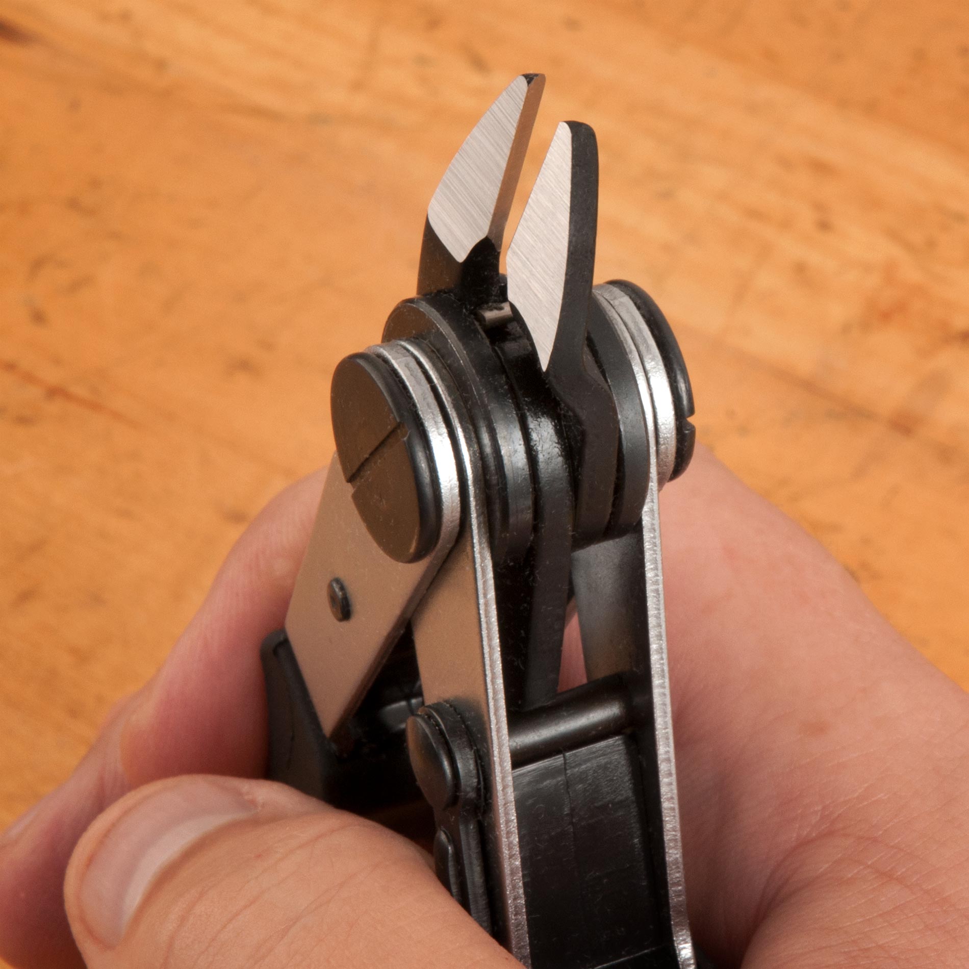 2-in-1 Drahtschneider/Abisolierzange 2-in-1 Drahtschneider/Abisolierzange