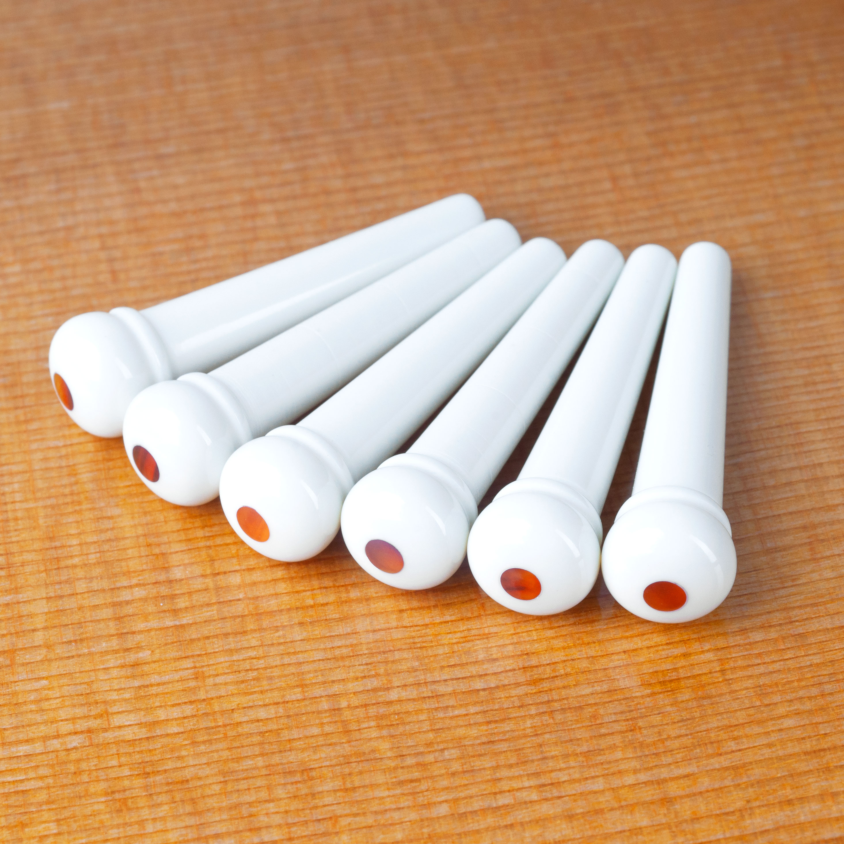 Waverly weiße Brückenstifte mit Red Tortoise-Inlay