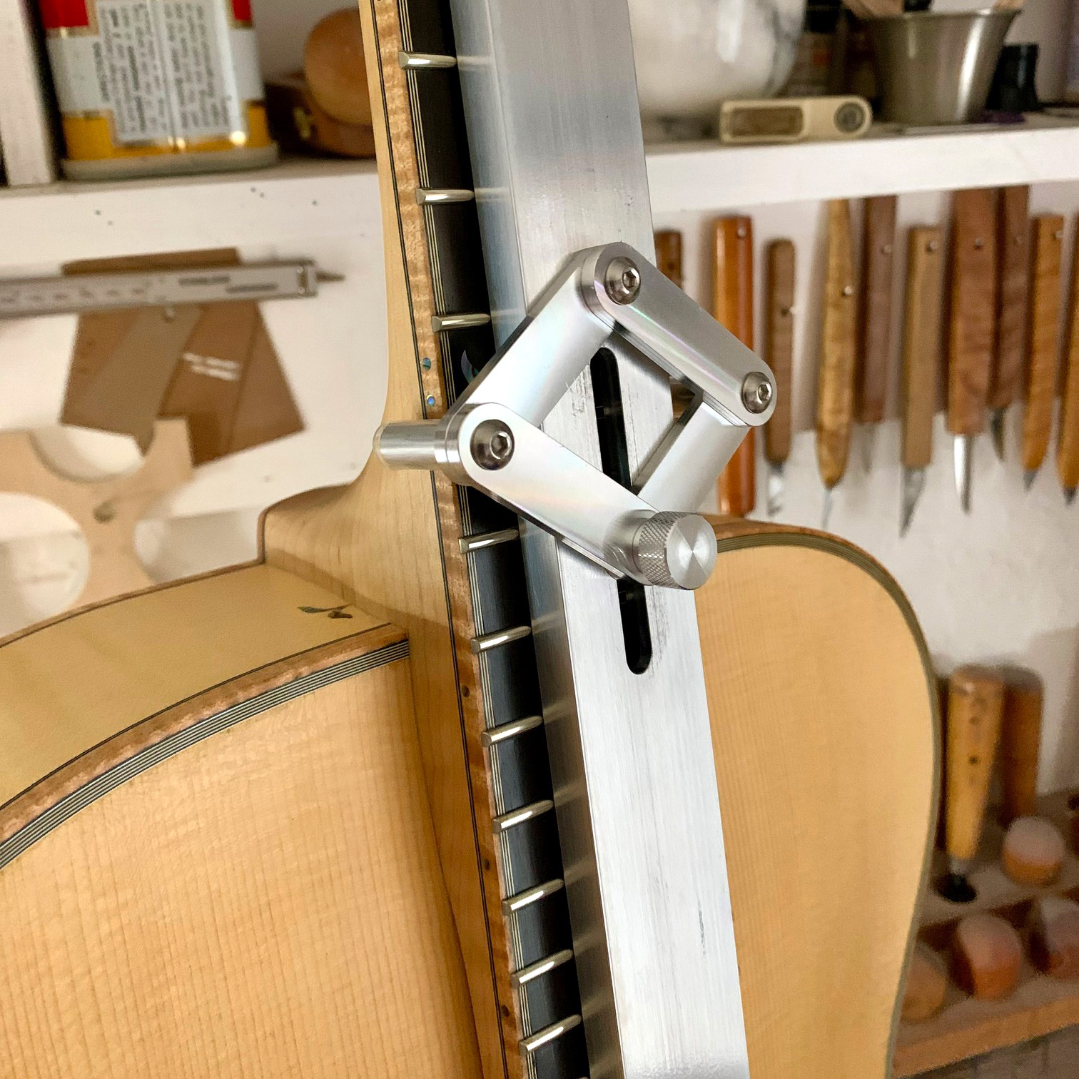 Benedetto-Vorrichtung zum Ausrichten des Halses Benedetto-Vorrichtung zum Ausrichten des Halses