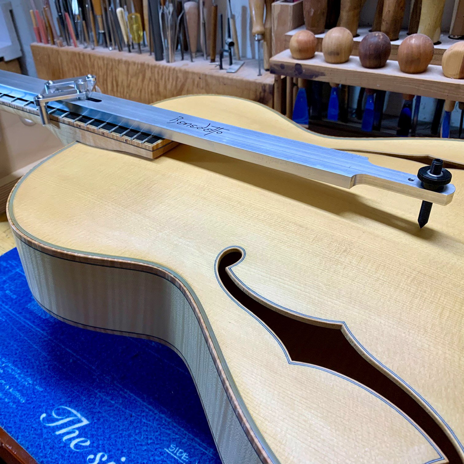 Benedetto-Vorrichtung zum Ausrichten des Halses Benedetto-Vorrichtung zum Ausrichten des Halses