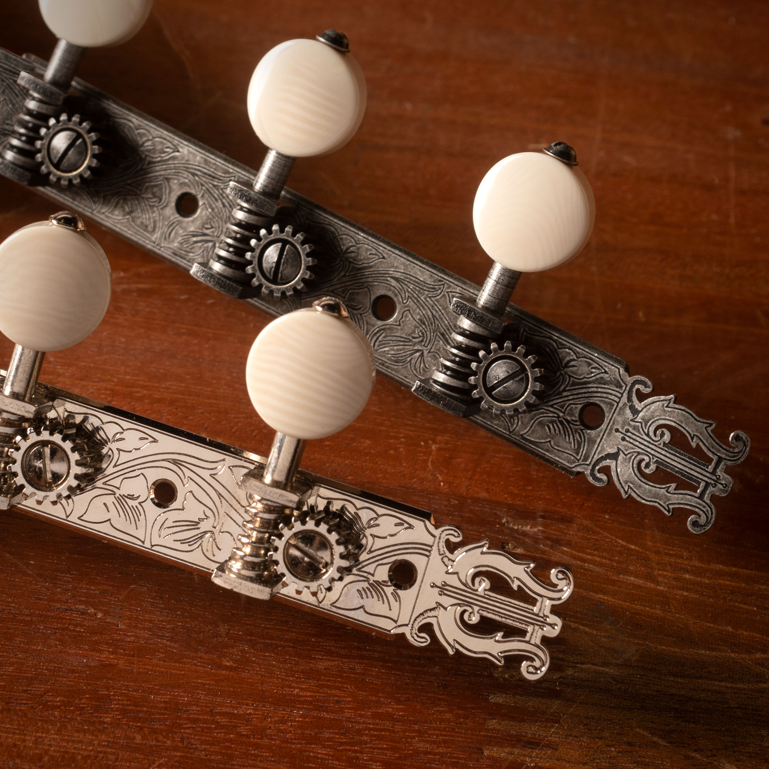 Golden Age 1919 Restaurationsgitarren-Tuner mit elfenbeinfarbenen Knöpfen für geschlitzte Zapfenköpfe Golden Age 1919 Restaurationsgitarren-Tuner mit elfenbeinfarbenen Knöpfen für geschlitzte Zapfenköpfe