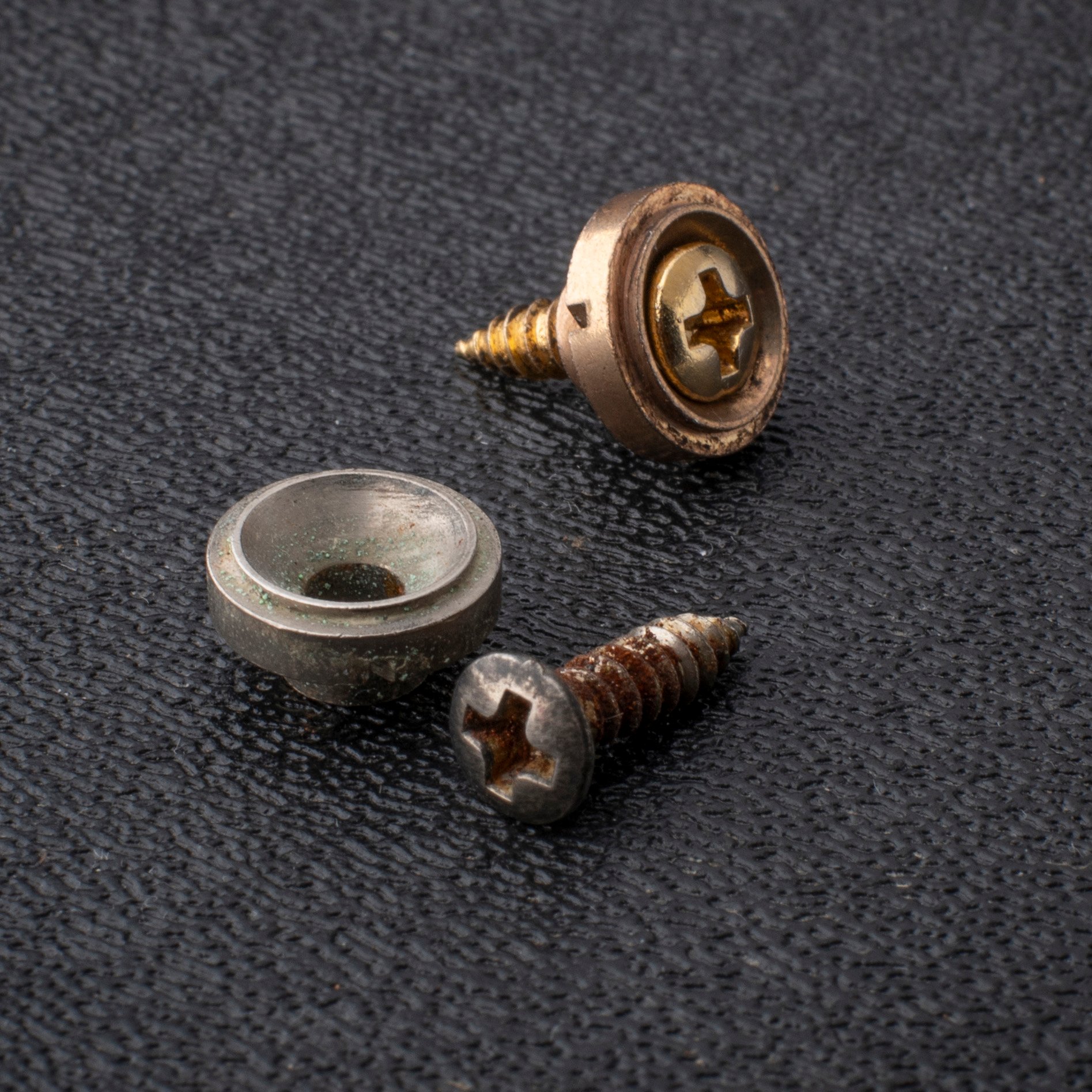 „GuitarSlinger Cryocated Aged“-Saitenniederhalter für 50ern-Stratocaster „GuitarSlinger Cryocated Aged“-Saitenniederhalter für 50ern-Stratocaster