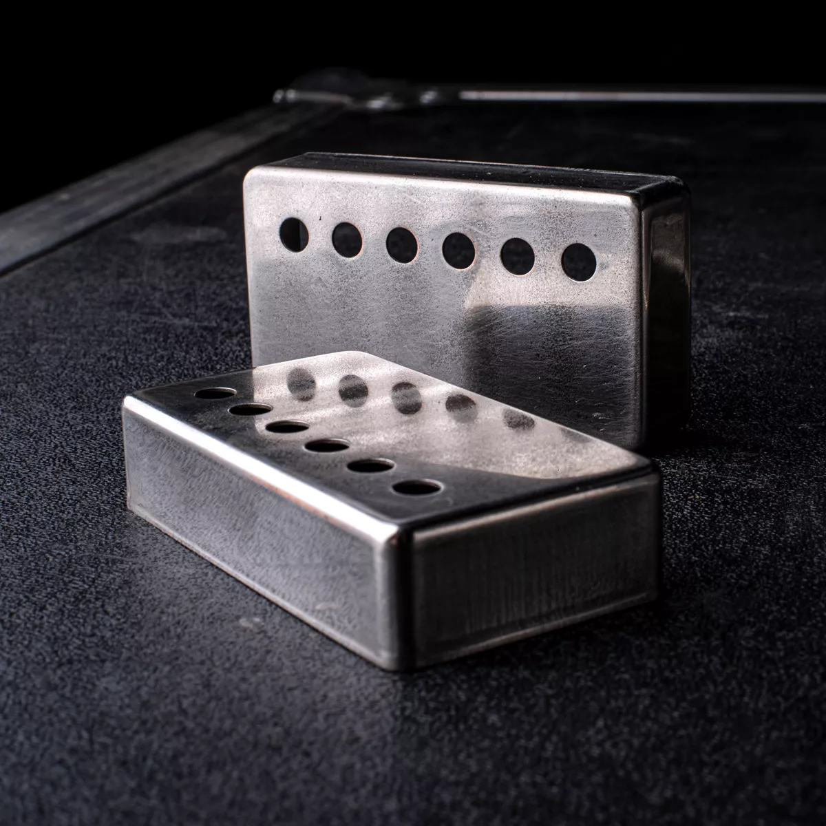 „GuitarSlinger Cryocated Aged“-Humbucker-Abdeckung, 2er-Set „GuitarSlinger Cryocated Aged“-Humbucker-Abdeckung, 2er-Set