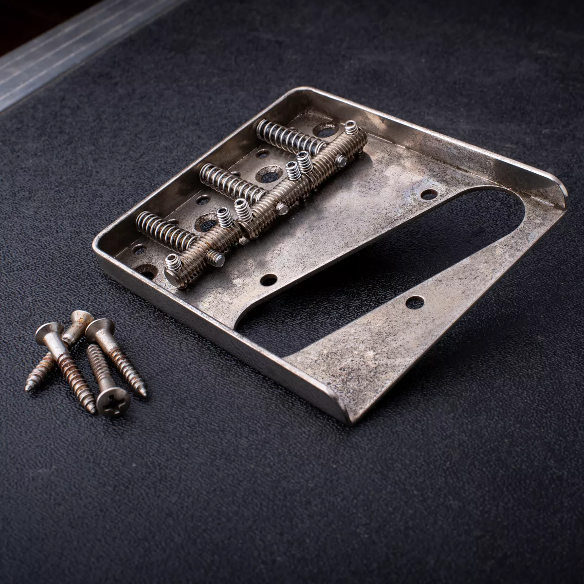 „GuitarSlinger Cryocated Aged“-Steg für Telecaster mit Threaded-Rod-Saitenreitern „GuitarSlinger Cryocated Aged“-Steg für Telecaster mit Threaded-Rod-Saitenreitern