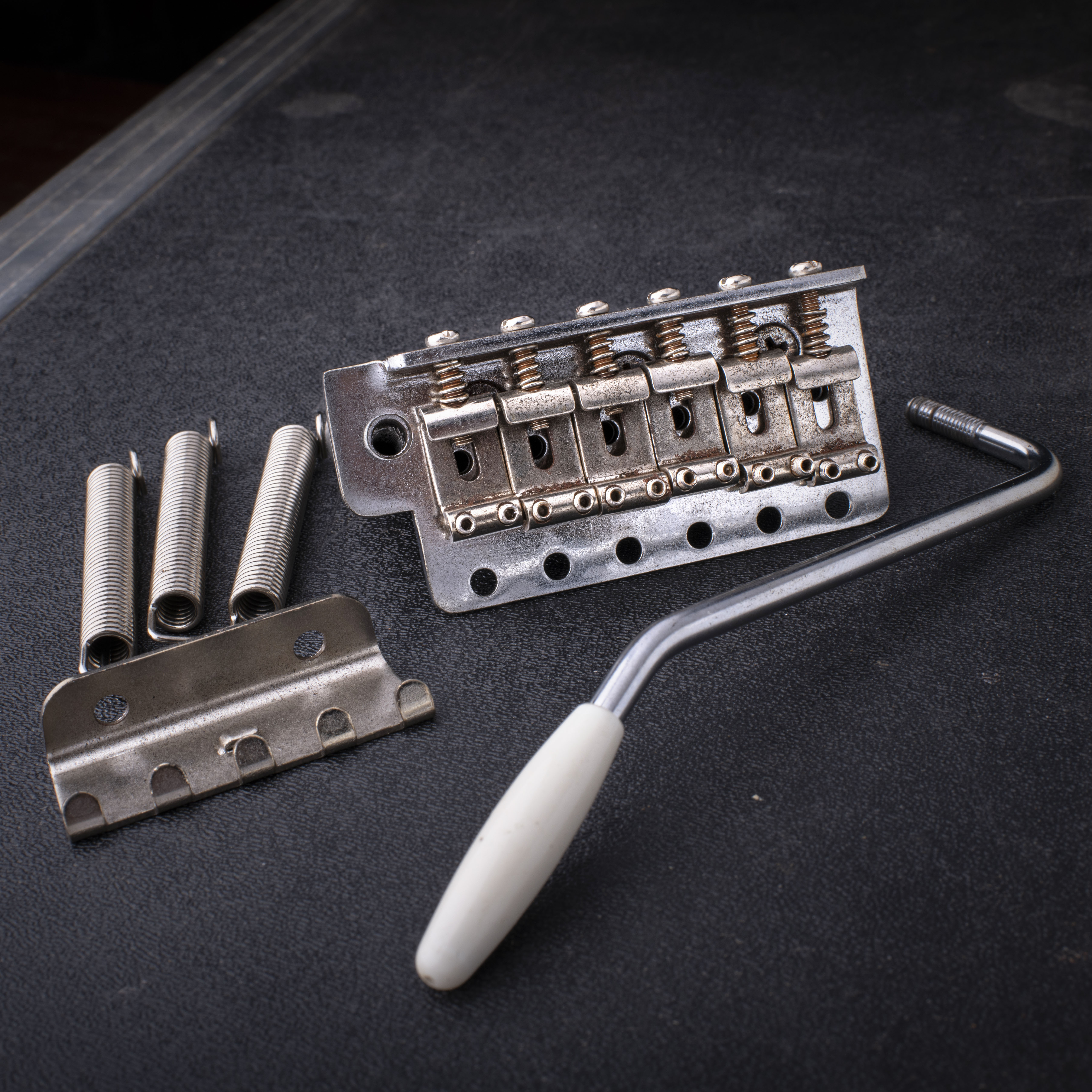 „GuitarSlinger Cryocated Aged“-Tremolo für Stratocaster „GuitarSlinger Cryocated Aged“-Tremolo für Stratocaster