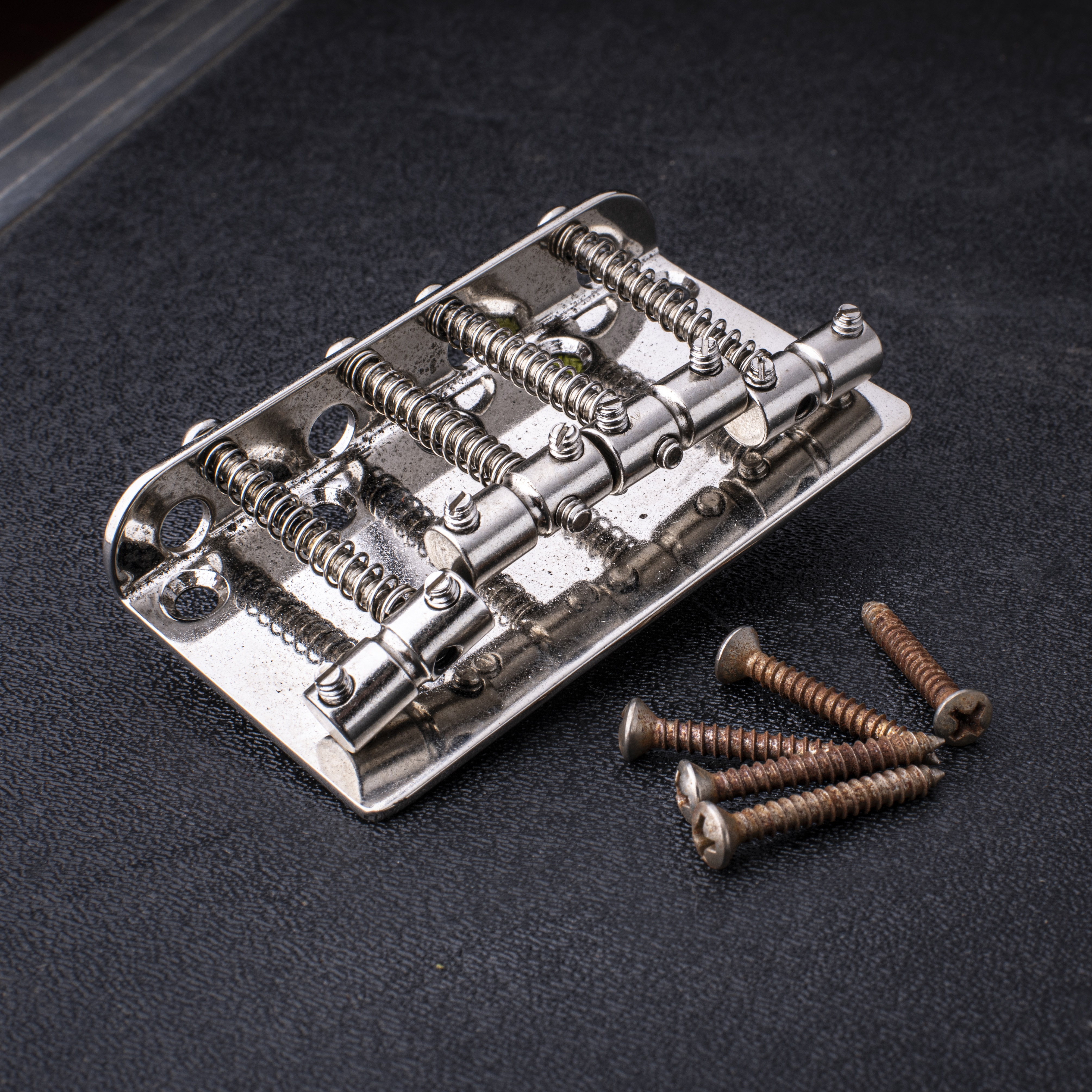 „GuitarSlinger Cryocated Aged“-Steg für 4-Saiter-Bass mit Grooved-Barrel-Saitenreitern