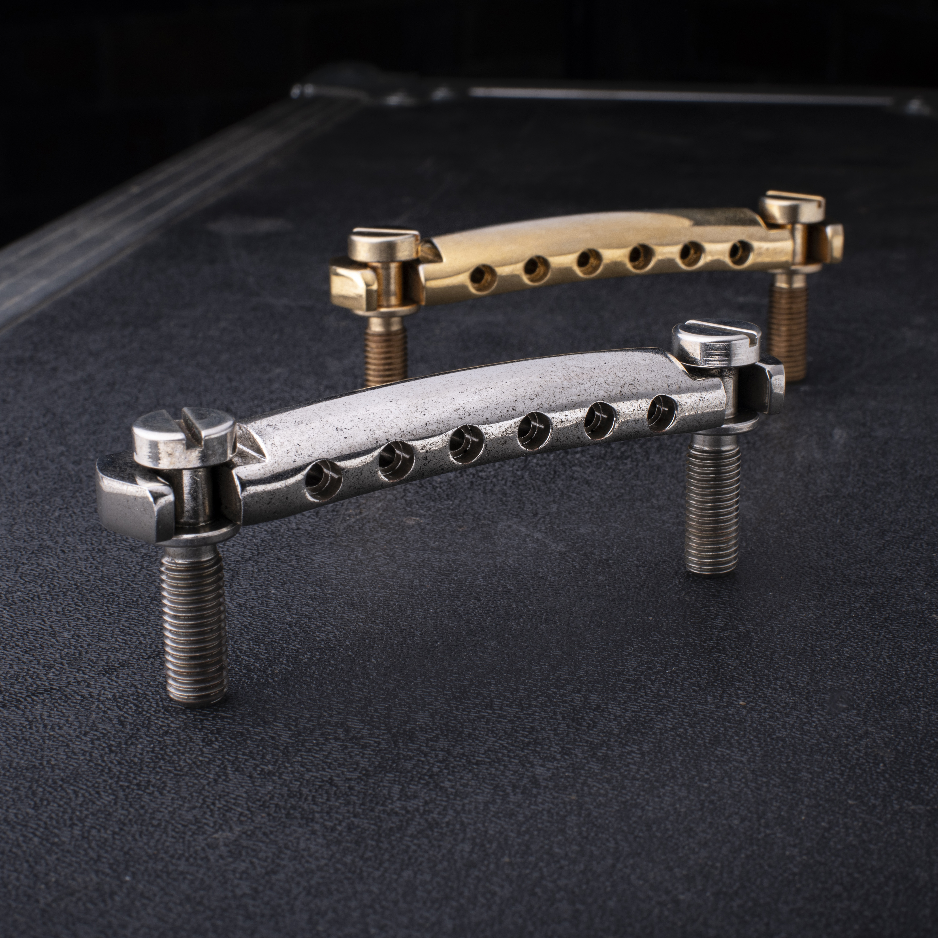 „GuitarSlinger Cryocated Aged“-Stop-Tailpiece aus Aluminium „GuitarSlinger Cryocated Aged“-Stop-Tailpiece aus Aluminium