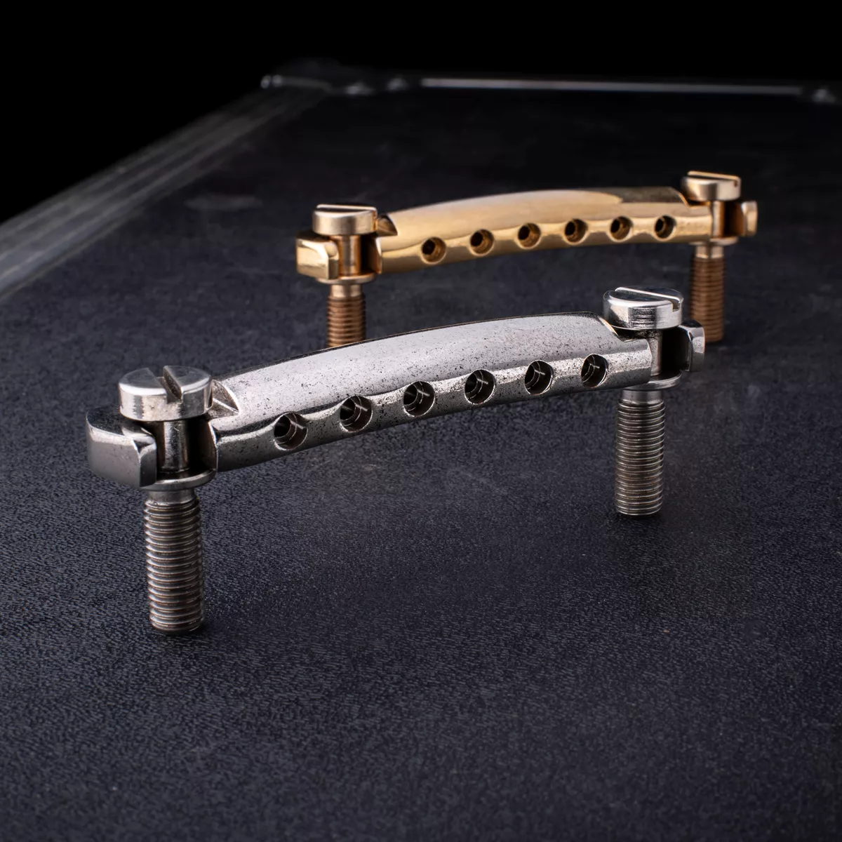 „GuitarSlinger Cryocated Aged“-Stop-Tailpiece aus Aluminium „GuitarSlinger Cryocated Aged“-Stop-Tailpiece aus Aluminium