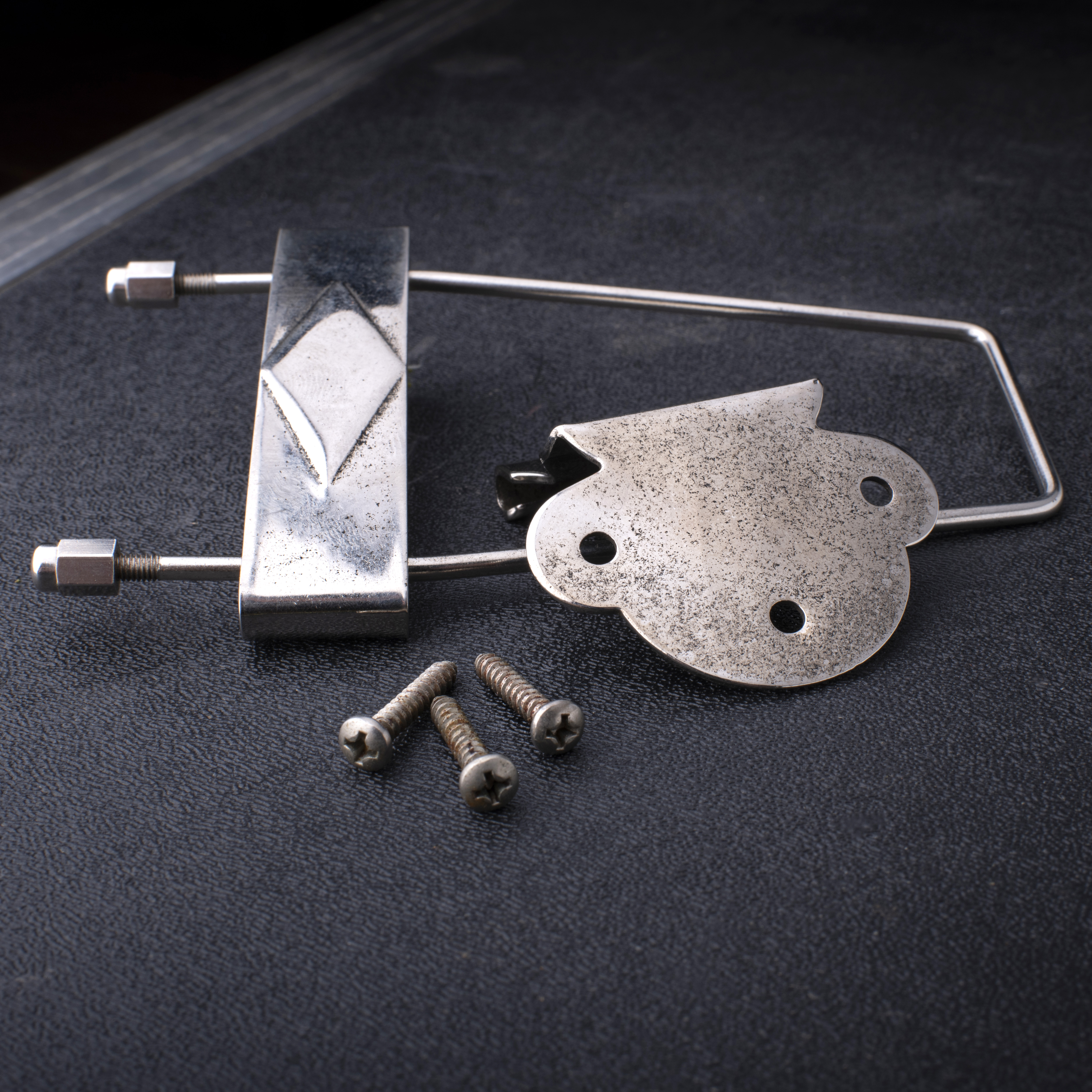 „GuitarSlinger Cryocated Aged“-Trapez-Tailpiece, lang, für Archtop-Gitarren „GuitarSlinger Cryocated Aged“-Trapez-Tailpiece, lang, für Archtop-Gitarren