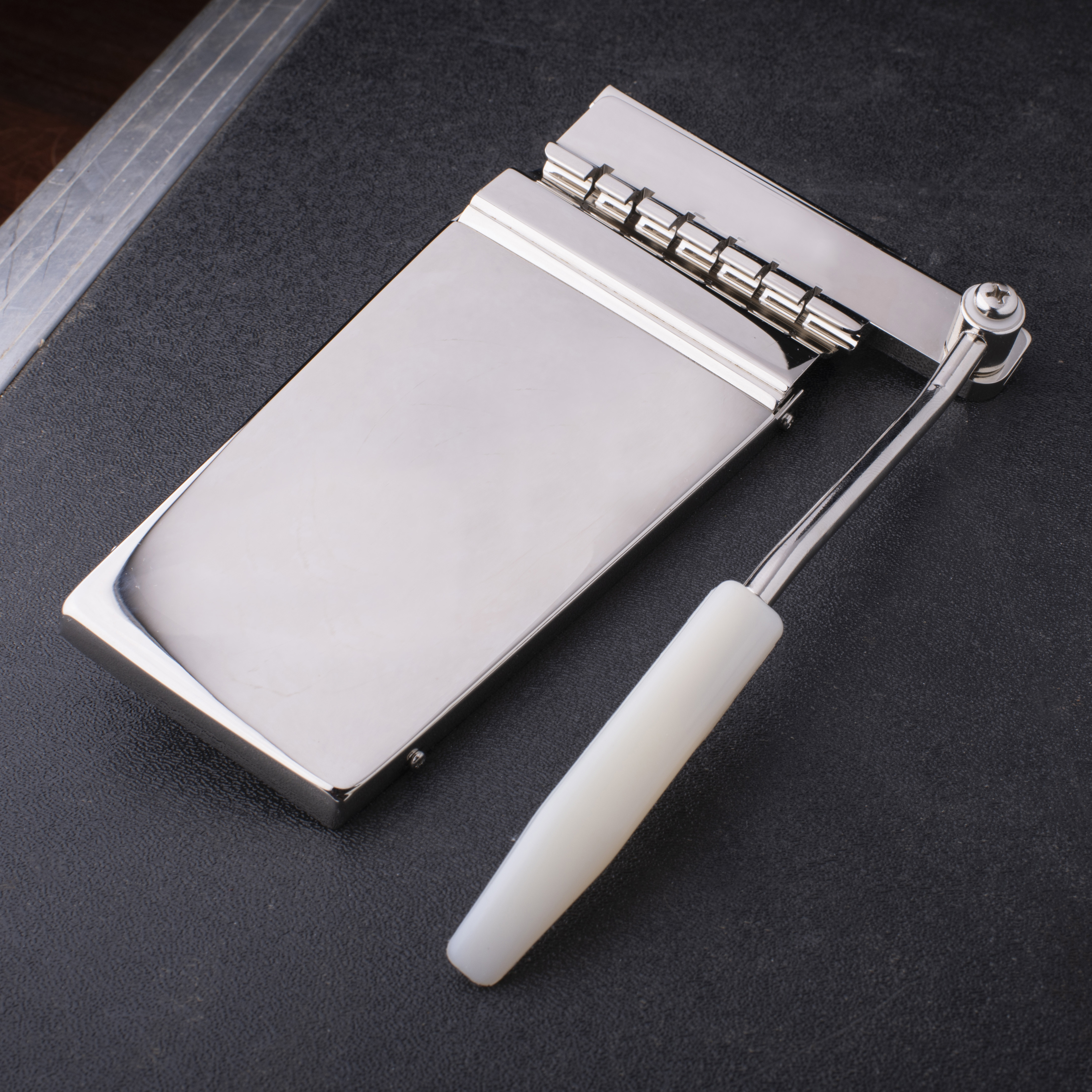 GuitarSlinger langes Vibrola kryokiert