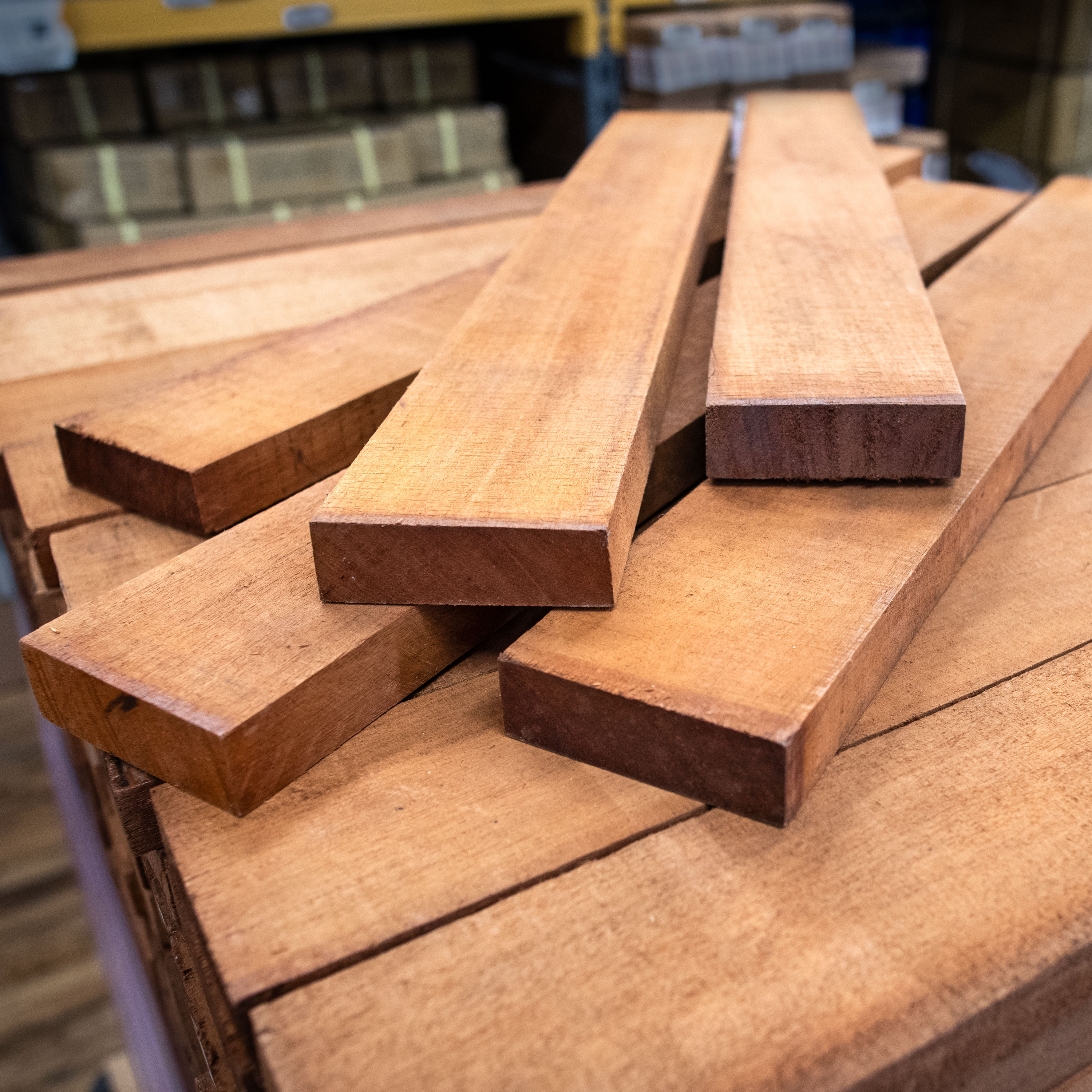 Sägewerk-Angebote – 5/4 Halsrohlinge aus Amerikanischem Mahagoni in verschiedenen Qualitätsstufen Sägewerk-Angebote – 5/4 Halsrohlinge aus Amerikanischem Mahagoni in verschiedenen Qualitätsstufen