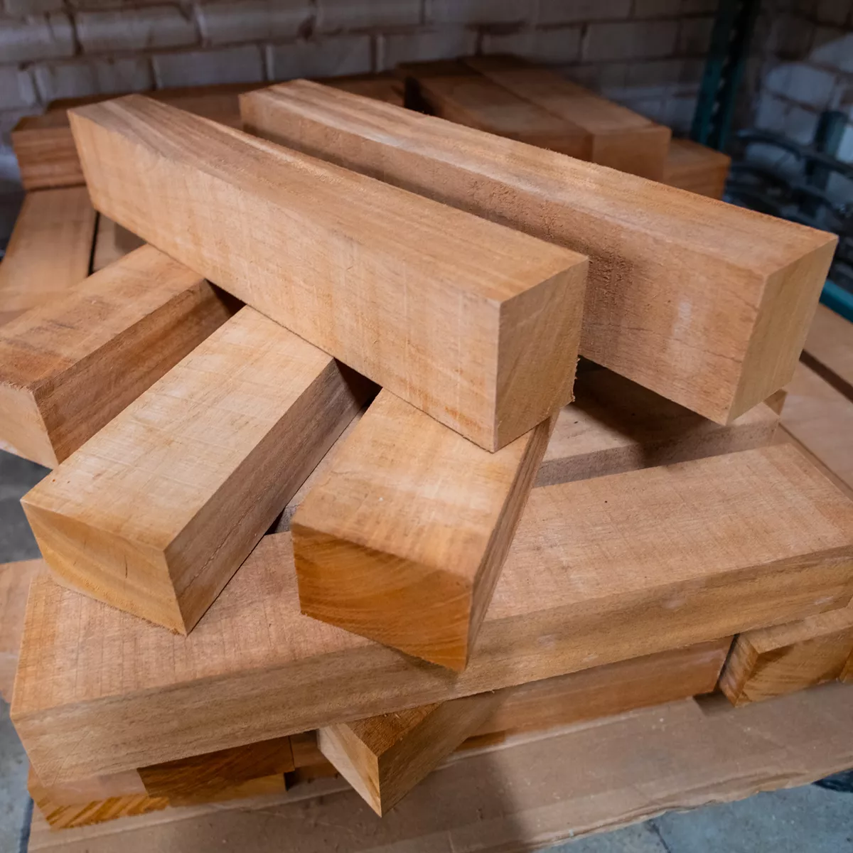 Afrikanischer Mahagoni Doppelknüppel (Khaya anthotheca) – 3" x 4-1/2" x 26" Afrikanischer Mahagoni Doppelknüppel (Khaya anthotheca) – 3" x 4-1/2" x 26"