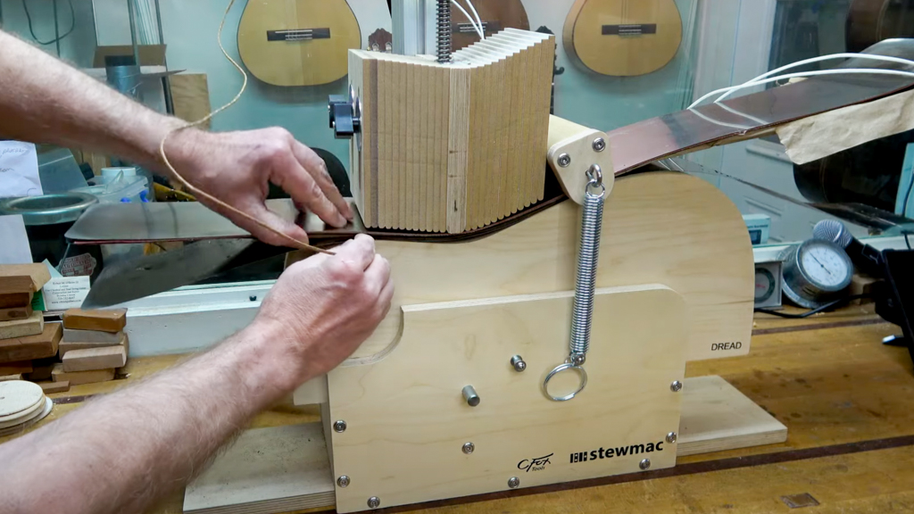 Robbie O'Brien zeigt den StewMac Side Bender!