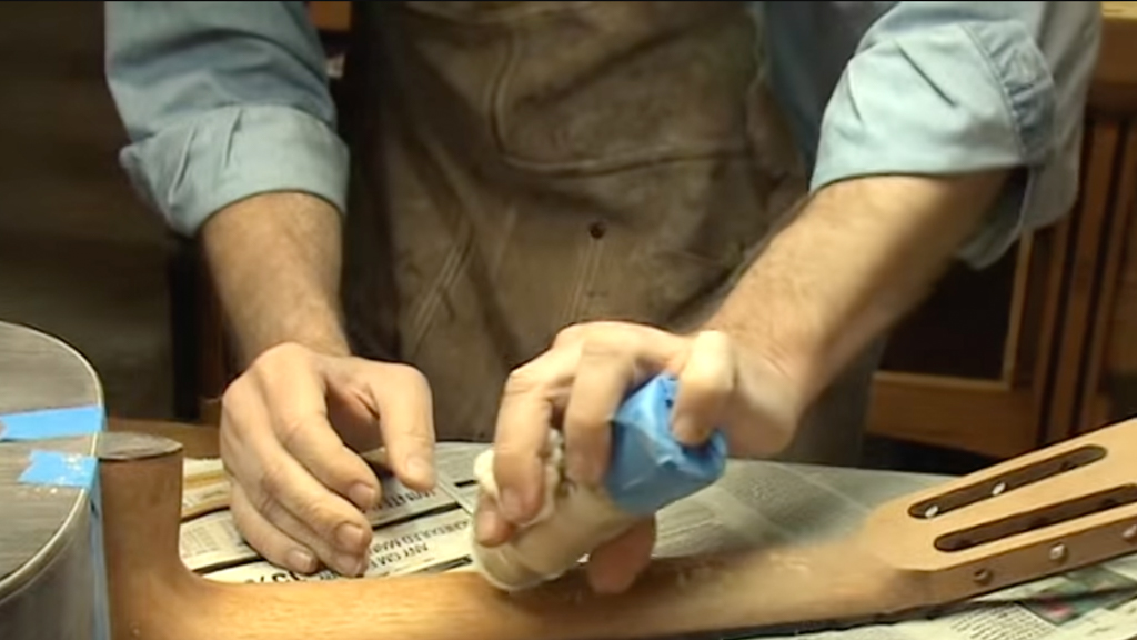 Füllung aus Schellack und Sägestaub – Luthier Tips du Jour Mailbag