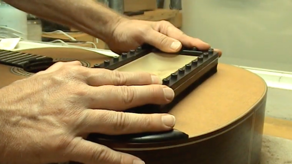 Wiederanbringen einer Brücke – Luthier Tips du Jour Mailbag