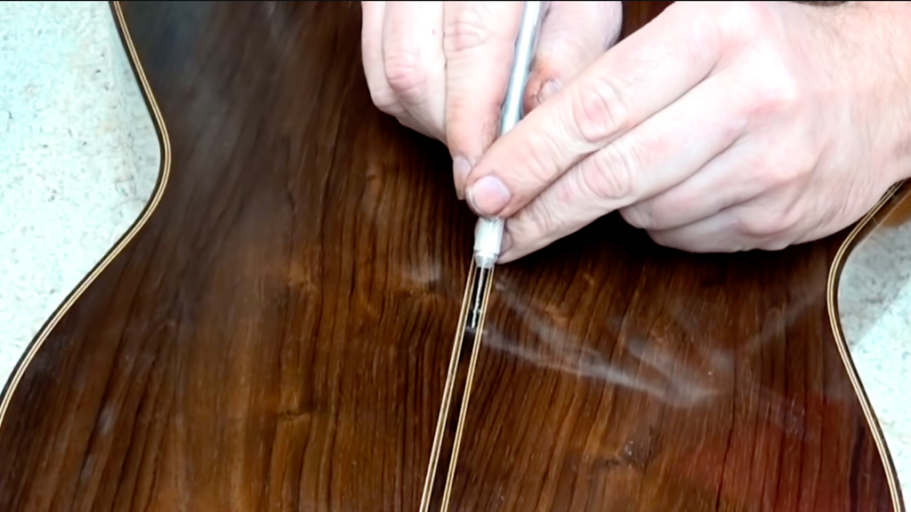 Reparatur von Riss hinten – Luthier Tips du Jour Mailbag