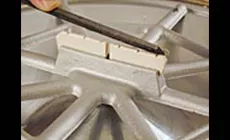 Legen Sie die Oberseiten beider Sättel ab