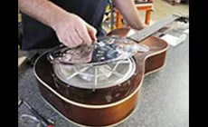 Montieren Sie die Abdeckplatte