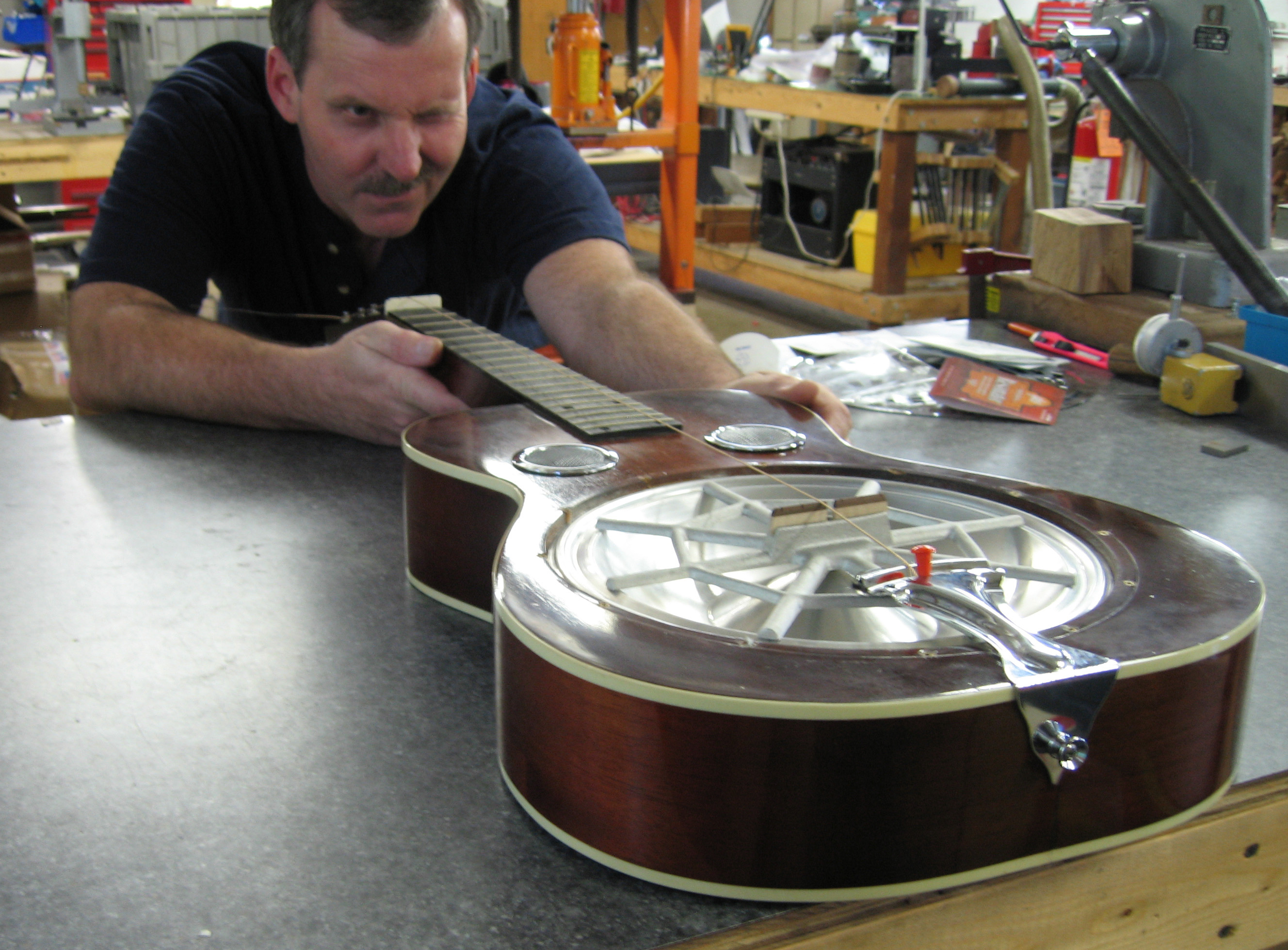 Aufbau der Spider-Bridge Resonator-Gitarre