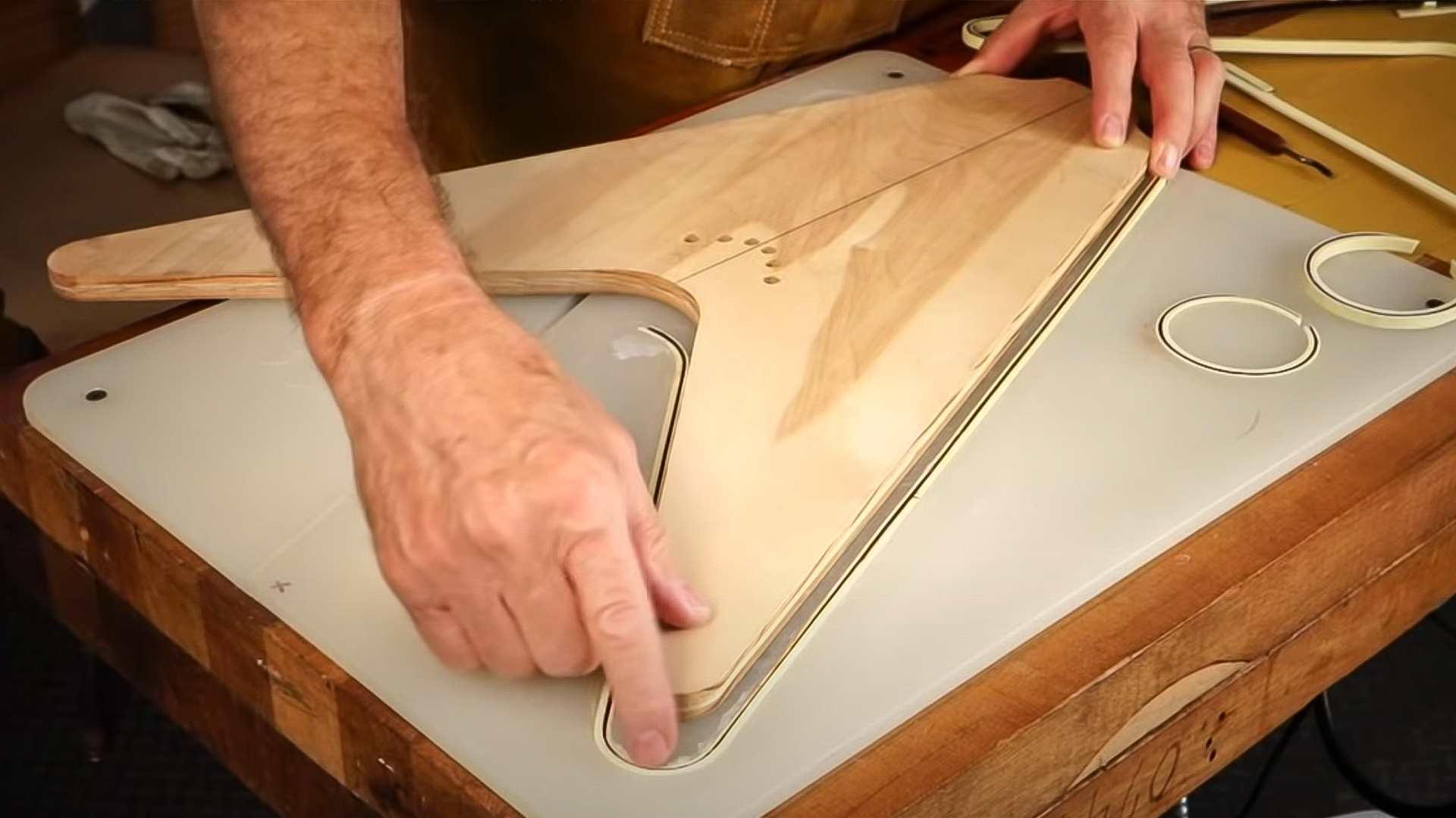 Ein Küchenschneidebrett ist eine tolle Spannvorrichtung zum Binding!