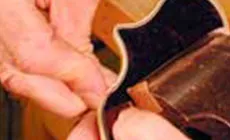 Der Klebstoff setzt sich schnell ein