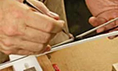 Der Klebstoff setzt sich schnell ein