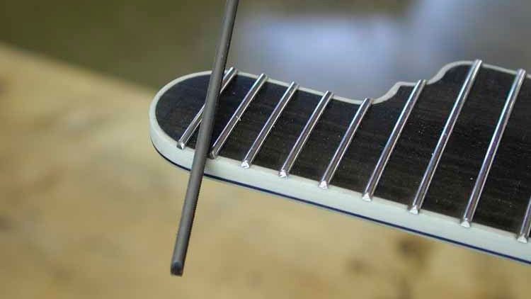 Binding und Bundierung des Griffbretts einer Red-Diamond-Mandoline