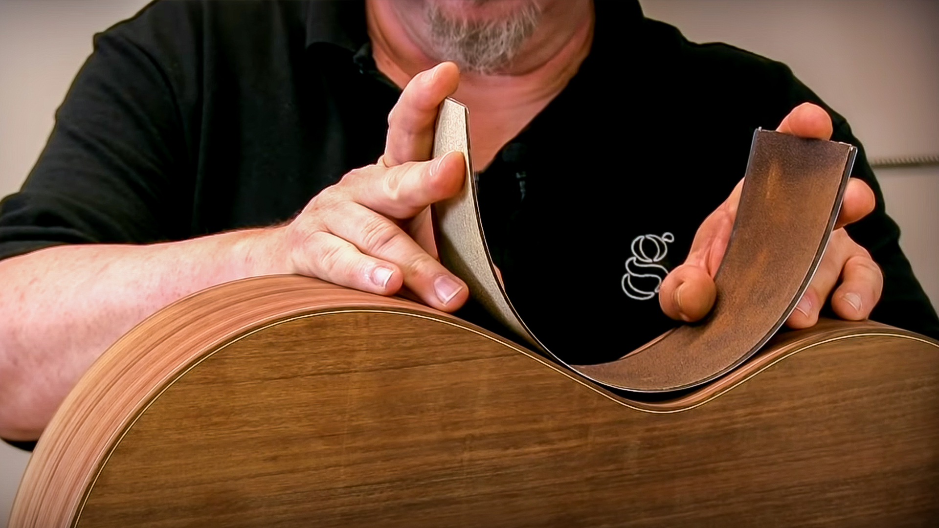 Michael Greenfield zeigt, wie man Gitarrenkörper sandt